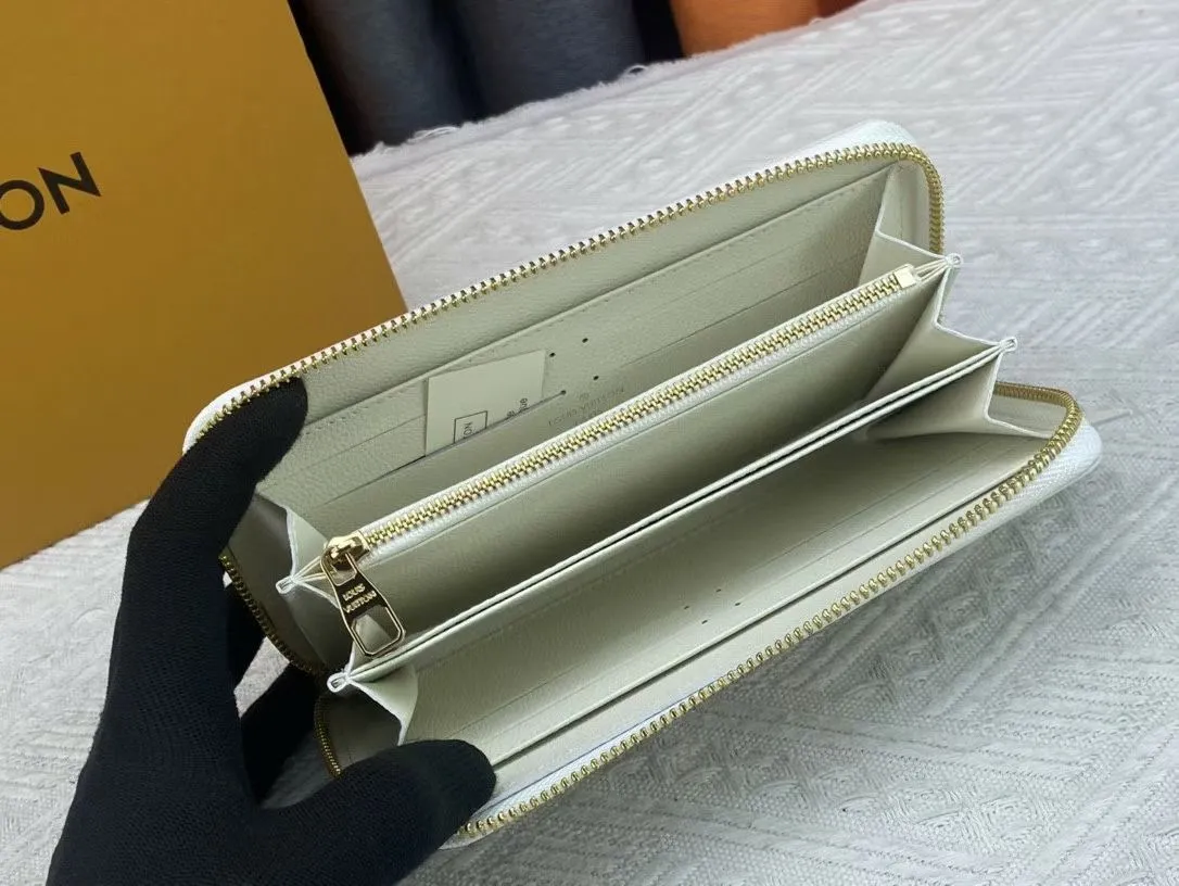 P140💰 Top original version💎 By The Pool series zipper wallet is made of Monogram Empreinte leather, reinterpreting Louis Vuitton's classic zipper wallet, embellished with a low-key gradient Monogram embossed pattern. The 2021 summer collection includes accessories, leather goods and fashion. This special edition wallet is loved for its stylish, practical and all-in-one design. Model: M80402 Size: 19.5*10.5*2.5cm