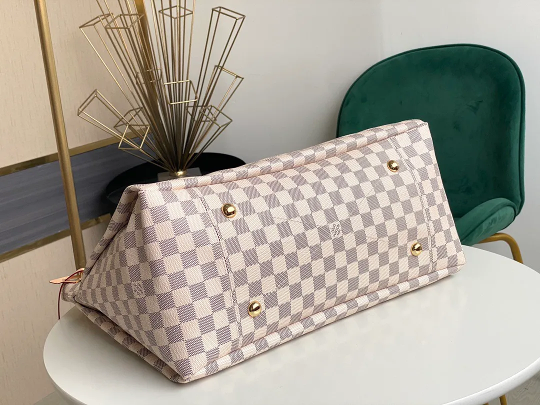 💰880 Top original Artsy medium size N41174 white checkered M40249 presbyopic N40253 white checkered edge M44869 edged presbyopic handbag is made of soft Damier Azur canvas, with a fresh and feminine appearance. Paired with shiny golden brass accessories and fashionable and chic bag decorations, the beautifully handmade leather handle adds a luxurious touch 💠Dimensions 46 x 32 x 24 cm680 (Length x Height x Width)