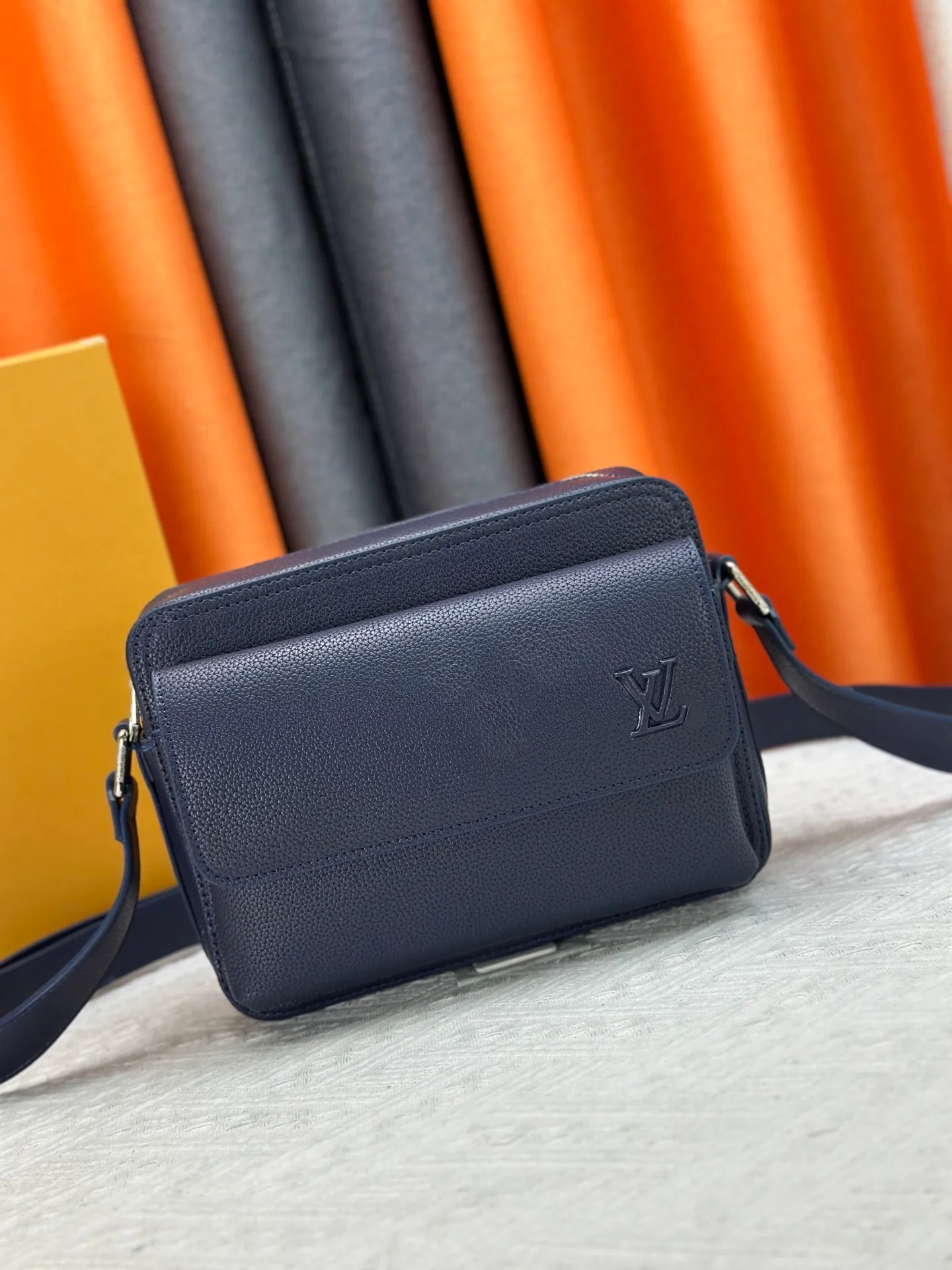 P260 Upgraded from the original M15265 M15260 M25981 This Boarding messenger bag is made of lightweight and wear-resistant waxed cow leather. It has a compact structure with internal and external patch pockets for proper storage of an 8.3-inch tablet. Adjustable leather shoulder strap upgrades comfort. Dimensions: 24 x 18 x 9 (cm) ((length x height x width)