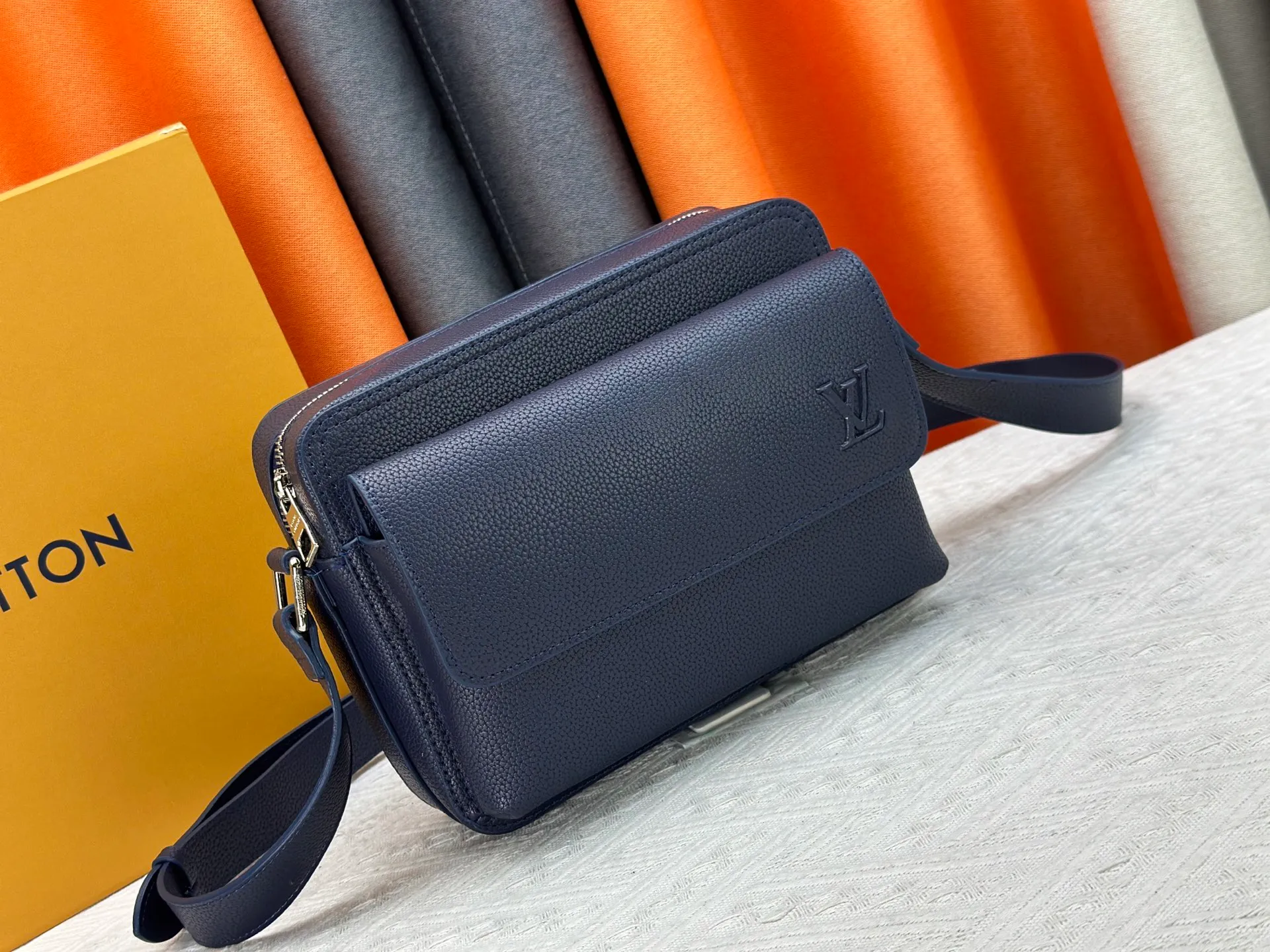 P260 Upgraded from the original M15265 M15260 M25981 This Boarding messenger bag is made of lightweight and wear-resistant waxed cow leather. It has a compact structure with internal and external patch pockets for proper storage of an 8.3-inch tablet. Adjustable leather shoulder strap upgrades comfort. Dimensions: 24 x 18 x 9 (cm) ((length x height x width)