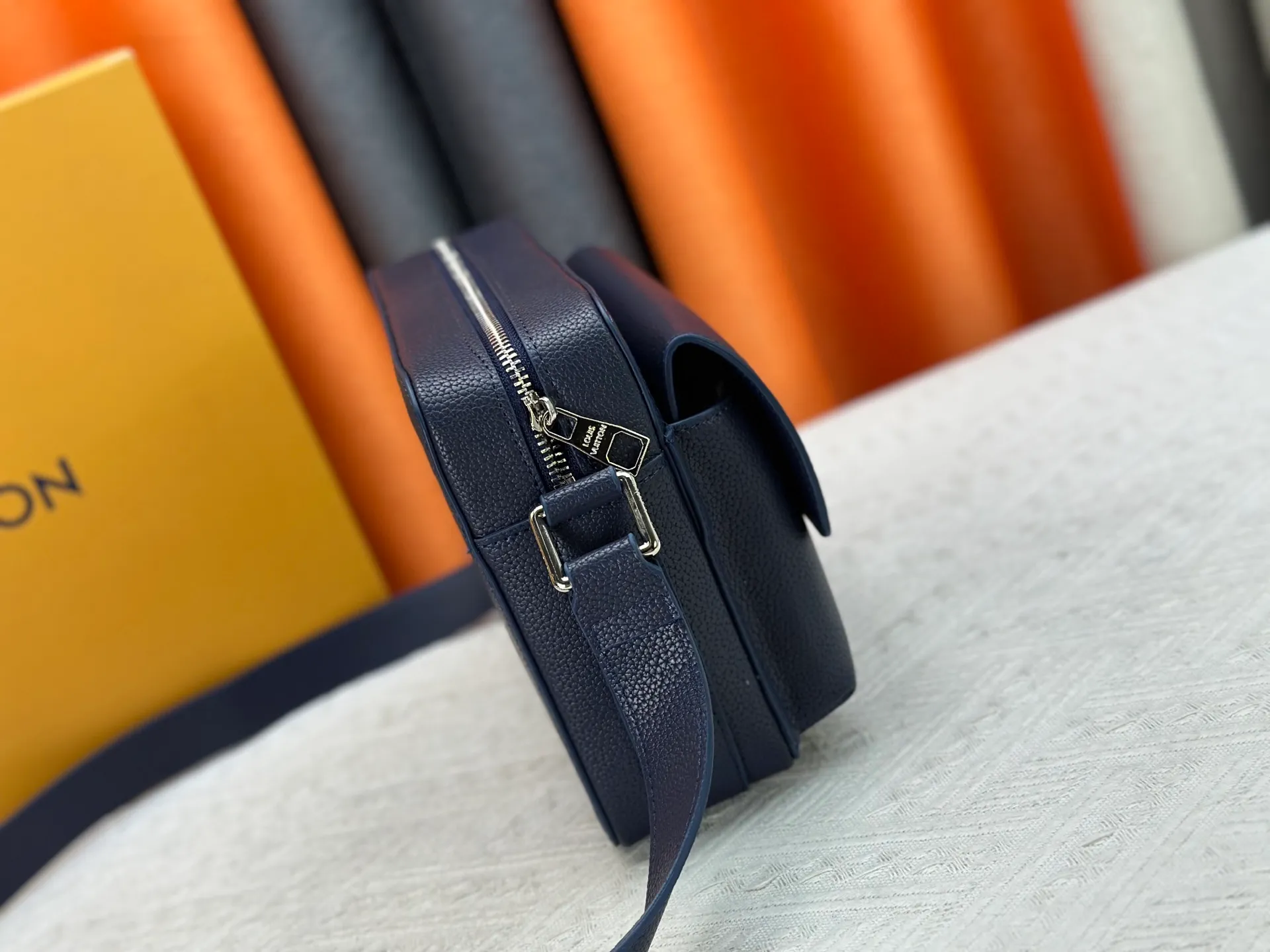 P260 Upgraded from the original M15265 M15260 M25981 This Boarding messenger bag is made of lightweight and wear-resistant waxed cow leather. It has a compact structure with internal and external patch pockets for proper storage of an 8.3-inch tablet. Adjustable leather shoulder strap upgrades comfort. Dimensions: 24 x 18 x 9 (cm) ((length x height x width)
