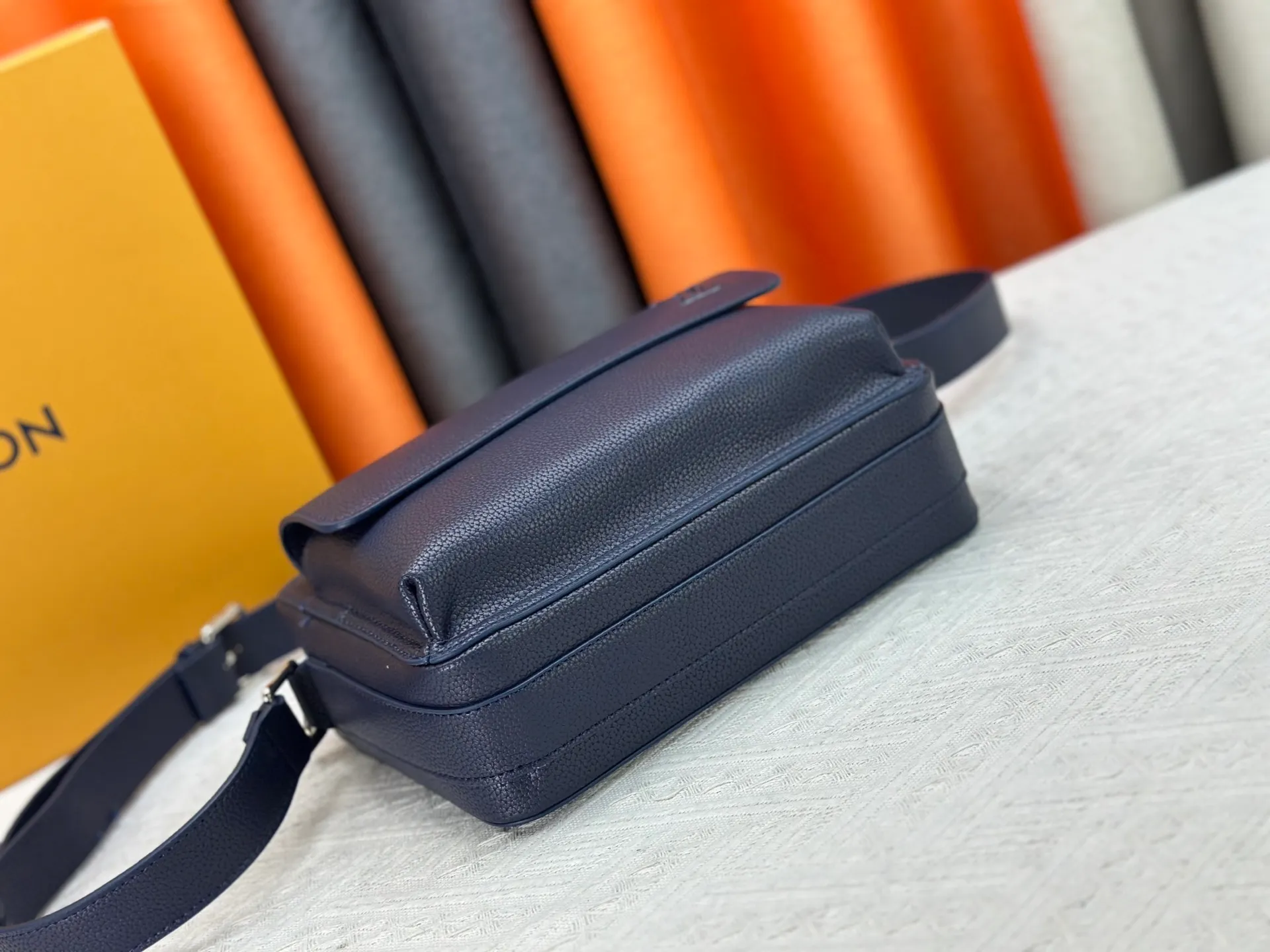 P260 Upgraded from the original M15265 M15260 M25981 This Boarding messenger bag is made of lightweight and wear-resistant waxed cow leather. It has a compact structure with internal and external patch pockets for proper storage of an 8.3-inch tablet. Adjustable leather shoulder strap upgrades comfort. Dimensions: 24 x 18 x 9 (cm) ((length x height x width)