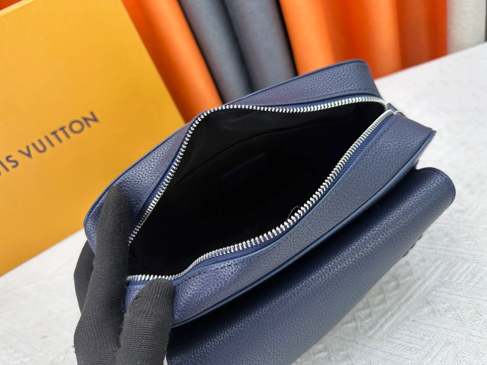 P260 Upgraded from the original M15265 M15260 M25981 This Boarding messenger bag is made of lightweight and wear-resistant waxed cow leather. It has a compact structure with internal and external patch pockets for proper storage of an 8.3-inch tablet. Adjustable leather shoulder strap upgrades comfort. Dimensions: 24 x 18 x 9 (cm) ((length x height x width)