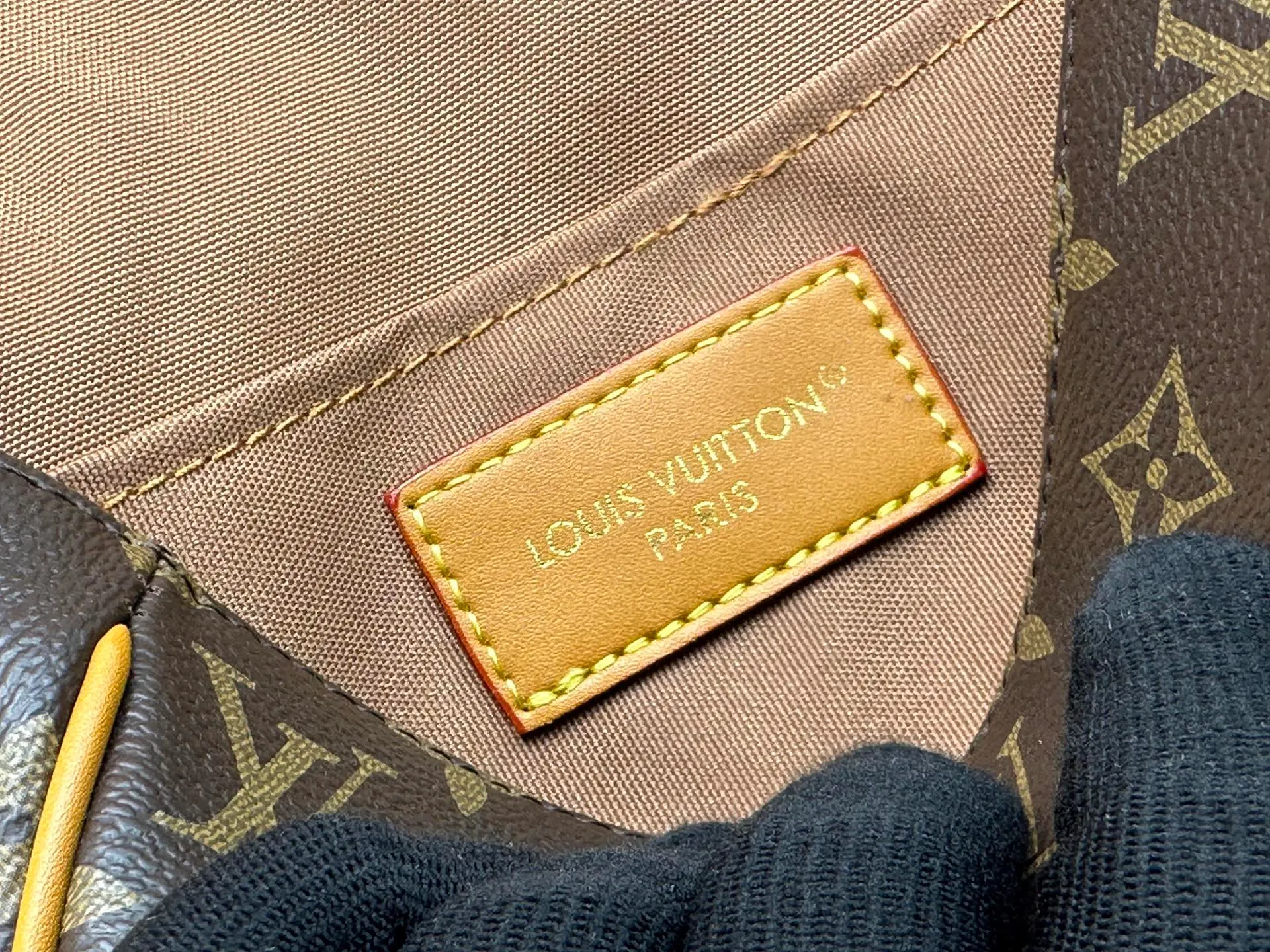 P230 Upgraded original M26805 M83298 This Satchel Jh mini handbag is from the Monogram Archive series. It is made of soft Monogram canvas with distressed leather trim and dazzling metal parts. The mini messenger bag is designed to hold daily necessities such as mobile phones and wallets. Adjustable shoulder straps ensure comfort when worn over the shoulder or across the body. Dimensions: 15 x 6 x 19.5 cm. (height x width x length)