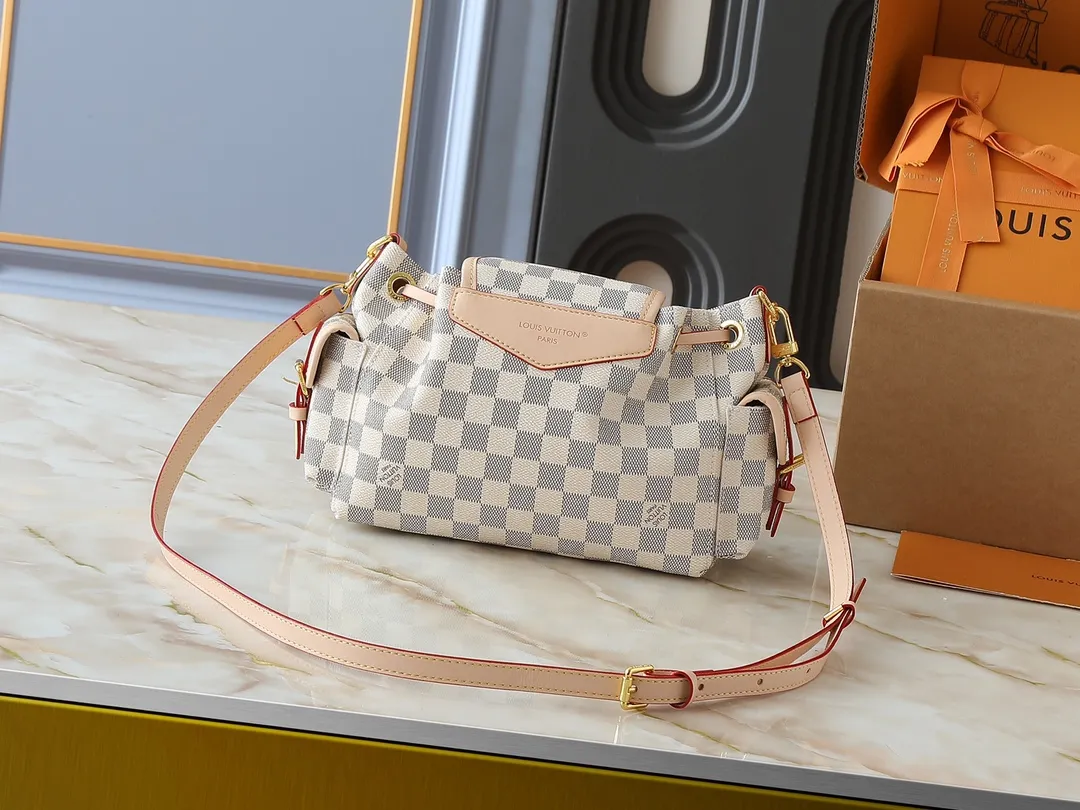💰280💰Upgraded from the original M25085. This Odysée handbag is from the 2025 early autumn series, paying tribute to the brand heritage with a stylish everyday design. Dazzling buckles and detachable chains accentuate the Monogram canvas body, and the side pockets provide easy access to keys, lipstick and other small items. Dimensions: 27.0 x 17.0 x 12.0 cm (length x height x width)