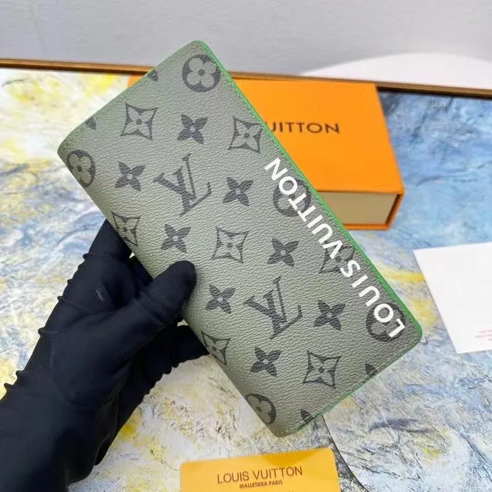 P130💰This style of suit clip M82790 splicing 62665 new style, Monogram canvas and iconic Monogram pattern lining. The vertical Louis Vuitton logo is embellished on it, and the card slot and banknote compartment provide ample space.
