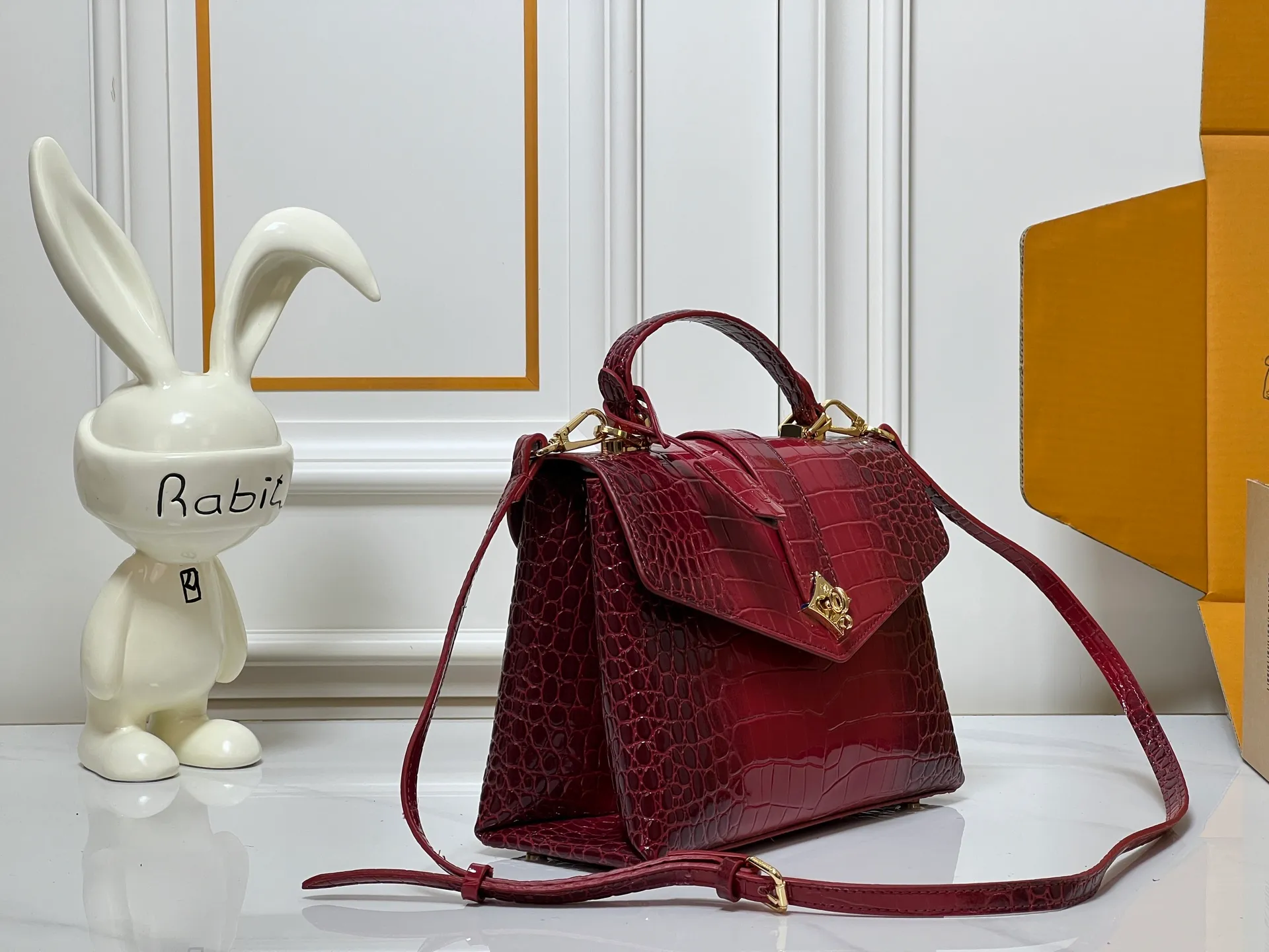 ¥300 80527 N82033.N98925 Crocodile black N98928.N80432 Crocodile pink N99017 Crocodile gray N84714 Himalayan N86012 black with crocodile Rose des Vents small handbag is made of smooth and grained calfskin to outline elegant lines, embellished with golden LV padlocks to shine. Clever use of the top handle and detachable and adjustable shoulder strap create an elegant elbow or practical cross-body style for everyday travel. Medium size Length 27 Width 11 Height 19
