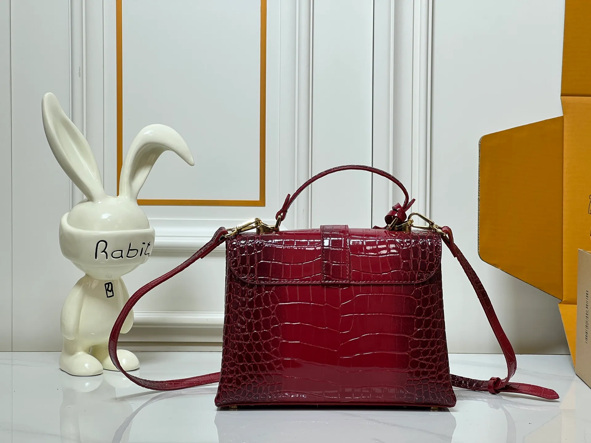 ¥300 80527 N82033.N98925 Crocodile black N98928.N80432 Crocodile pink N99017 Crocodile gray N84714 Himalayan N86012 black with crocodile Rose des Vents small handbag is made of smooth and grained calfskin to outline elegant lines, embellished with golden LV padlocks to shine. Clever use of the top handle and detachable and adjustable shoulder strap create an elegant elbow or practical cross-body style for everyday travel. Medium size Length 27 Width 11 Height 19
