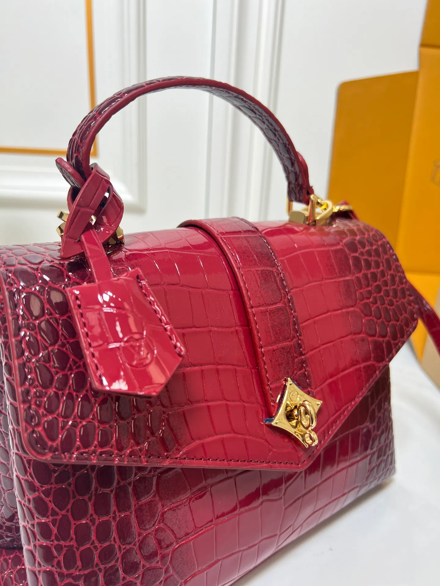 ¥300 80527 N82033.N98925 Crocodile black N98928.N80432 Crocodile pink N99017 Crocodile gray N84714 Himalayan N86012 black with crocodile Rose des Vents small handbag is made of smooth and grained calfskin to outline elegant lines, embellished with golden LV padlocks to shine. Clever use of the top handle and detachable and adjustable shoulder strap create an elegant elbow or practical cross-body style for everyday travel. Medium size Length 27 Width 11 Height 19