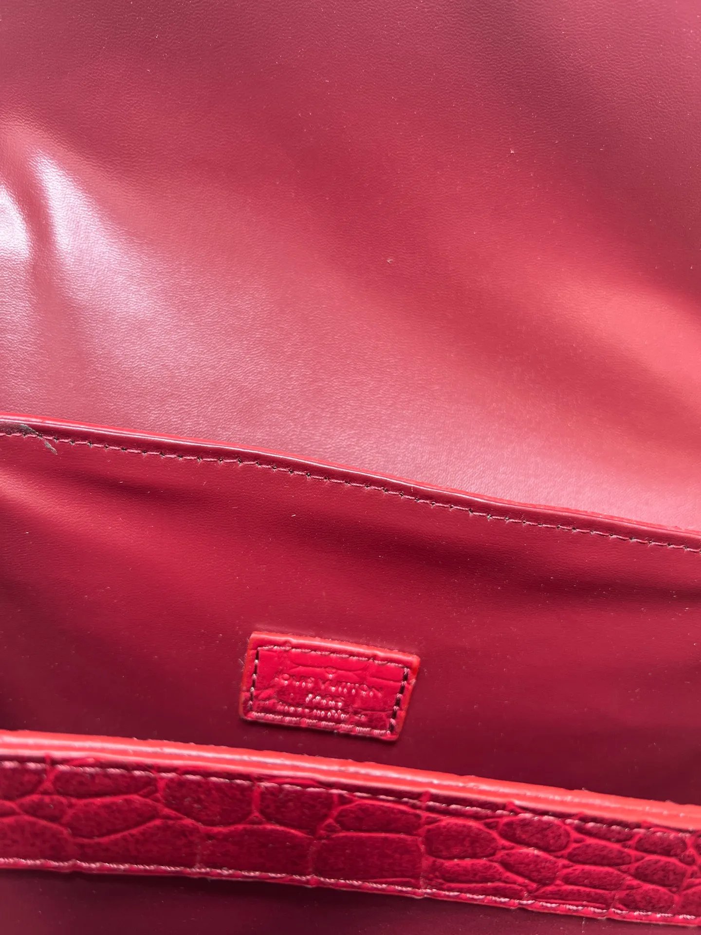 ¥300 80527 N82033.N98925 Crocodile black N98928.N80432 Crocodile pink N99017 Crocodile gray N84714 Himalayan N86012 black with crocodile Rose des Vents small handbag is made of smooth and grained calfskin to outline elegant lines, embellished with golden LV padlocks to shine. Clever use of the top handle and detachable and adjustable shoulder strap create an elegant elbow or practical cross-body style for everyday travel. Medium size Length 27 Width 11 Height 19