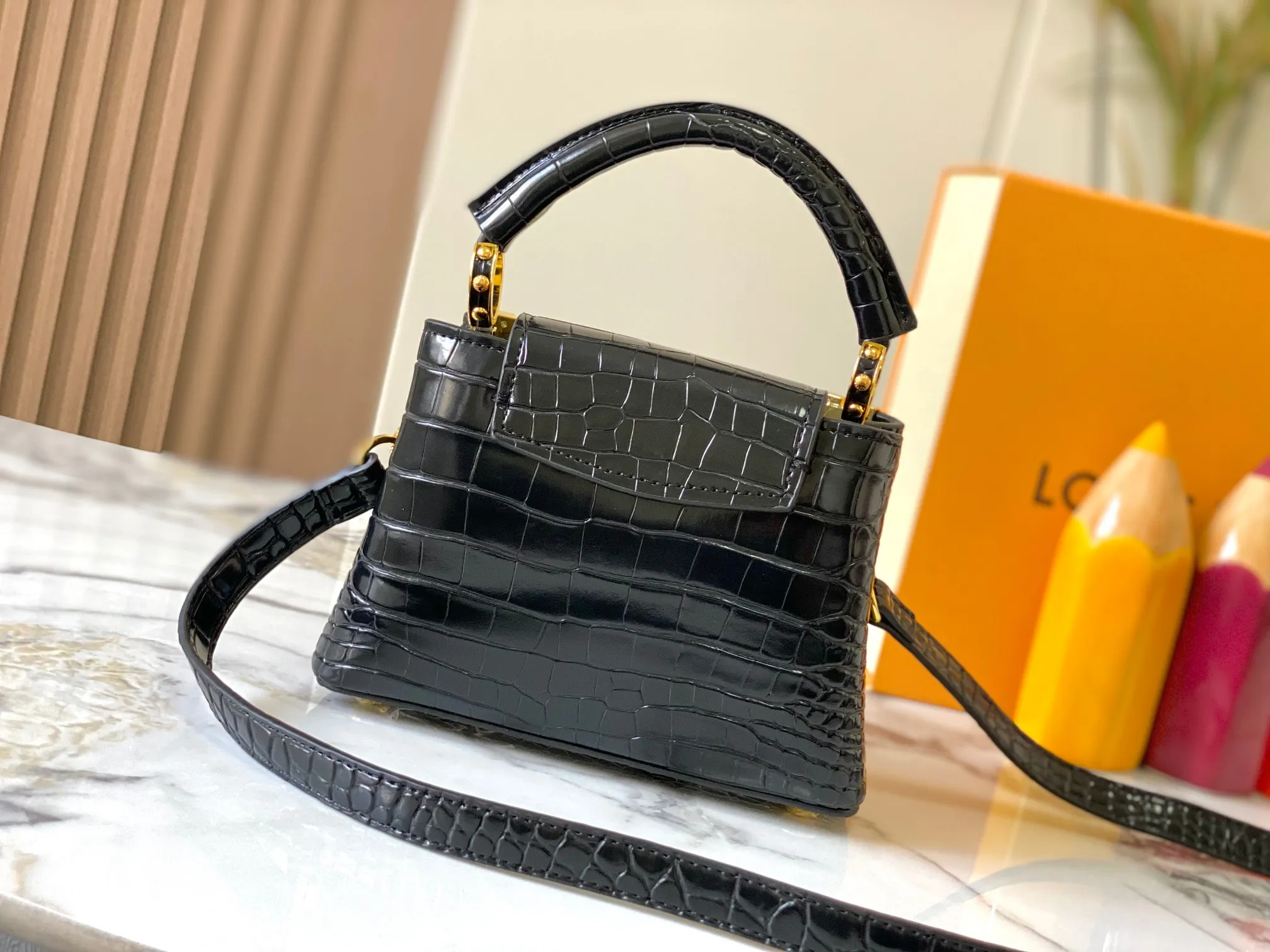 p440 [Guangzhou top quality original] M86153 This Capucines mini handbag is made of Monogram crocodile pattern with pointed flowers and decorative lines, with LV letters and woven chains infused with metallic edges, and with contrasting leather trim. The flip cover can be placed externally or internally, and the neat inner layer and multiple carrying methods complete the functional details.  21x 14 x 8.0 cm (length x height x width)