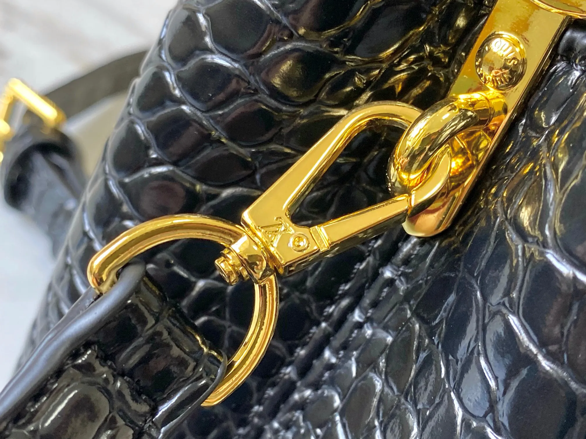 p440 [Guangzhou top quality original] M86153 This Capucines mini handbag is made of Monogram crocodile pattern with pointed flowers and decorative lines, with LV letters and woven chains infused with metallic edges, and with contrasting leather trim. The flip cover can be placed externally or internally, and the neat inner layer and multiple carrying methods complete the functional details.  21x 14 x 8.0 cm (length x height x width)