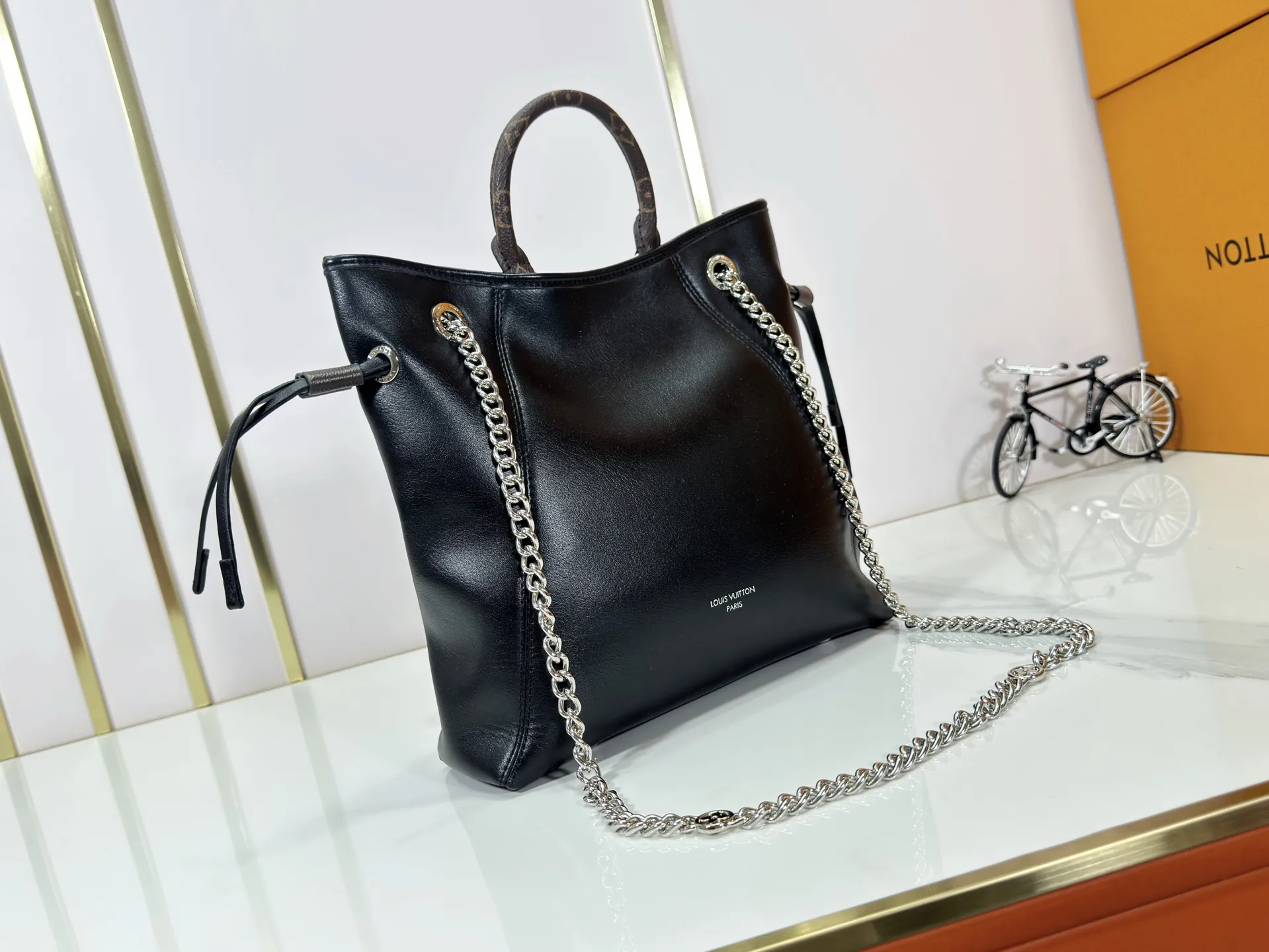 P260 Upgraded original M25522 This LV Vibe series launches the Off Duty backpack, which is made of sheep leather and has a casual configuration, making it a good choice for daily travel. The jewel-like luster chain is embellished with the LV Circle logo, and can be easily converted into a shoulder bag. Dimensions: 24.0 x 25.0 x 10.0 cm (length x height x width)