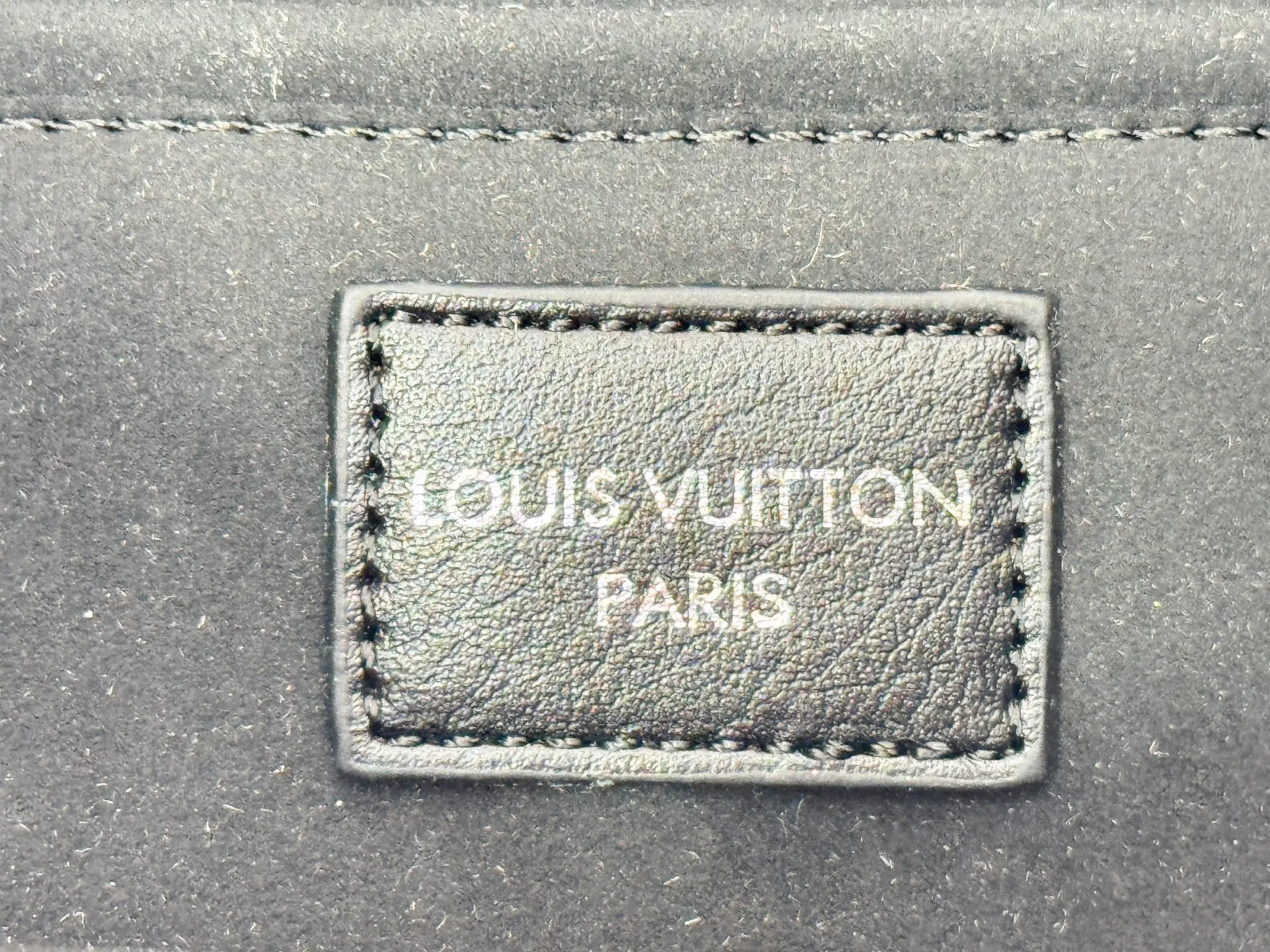 P260 Upgraded original M25522 This LV Vibe series launches the Off Duty backpack, which is made of sheep leather and has a casual configuration, making it a good choice for daily travel. The jewel-like luster chain is embellished with the LV Circle logo, and can be easily converted into a shoulder bag. Dimensions: 24.0 x 25.0 x 10.0 cm (length x height x width)