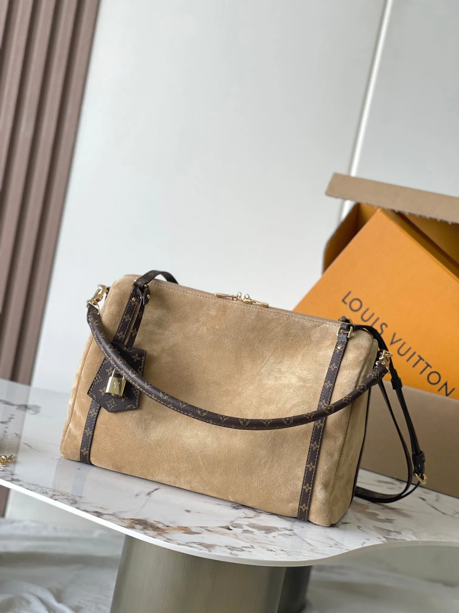 p2000 [Special grade MB163c chip version original leather] This Express medium handbag Model: M26358 Materials: Grade A all-steel hardware, imported original cowhide Packaging: Full set of original duty-free MB packaging Dimensions: 24 x 18.5 x 36 cm