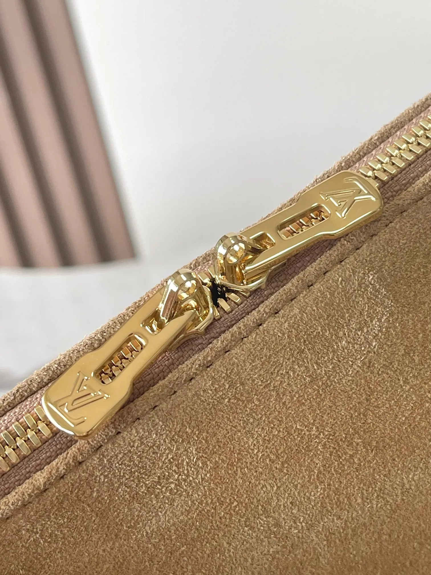 p2000 [Special grade MB163c chip version original leather] This Express medium handbag Model: M26358 Materials: Grade A all-steel hardware, imported original cowhide Packaging: Full set of original duty-free MB packaging Dimensions: 24 x 18.5 x 36 cm