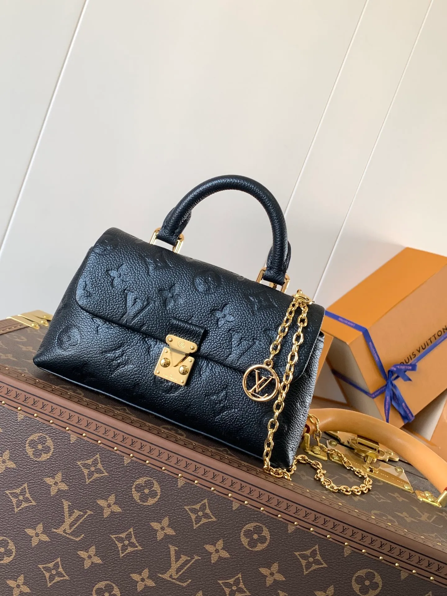 💰840 (top layer leather) top original order, transcoding chip M12145 white M12144 black M12211 blue customized first layer cowhide, steel buckle This Nano Madeleine handbag uses Monogram Empreinte leather to interpret the pocket version of the Madeleine handbag, with a classic S-lock buckle and a detachable chain embellished with the LV Circle logo. Plenty of space to accommodate daily needs, suitable for hand-held, shoulder or cross-body wear.  12.5 x 6 x 21 cm (H x W x L) Soft-grained cowhide Leather trim Textile lining Metal hardware Patch pocket with card compartment Organ compartment S-lock Chain: Z06 Chain half length: 56.0 cm Handle: Single handle This product is made in one of France, Spain, Italy and the United States