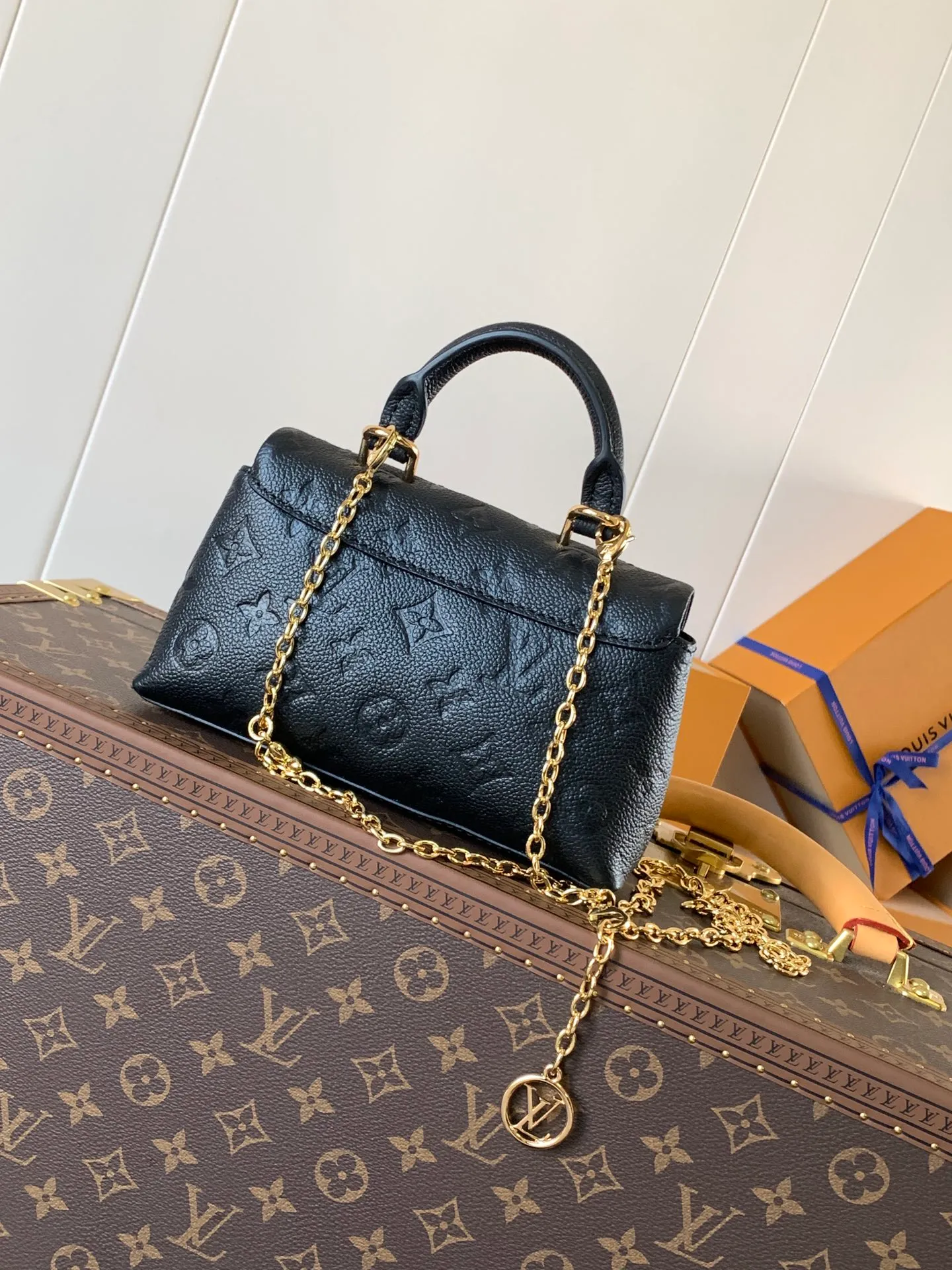 💰840 (top layer leather) top original order, transcoding chip M12145 white M12144 black M12211 blue customized first layer cowhide, steel buckle This Nano Madeleine handbag uses Monogram Empreinte leather to interpret the pocket version of the Madeleine handbag, with a classic S-lock buckle and a detachable chain embellished with the LV Circle logo. Plenty of space to accommodate daily needs, suitable for hand-held, shoulder or cross-body wear.  12.5 x 6 x 21 cm (H x W x L) Soft-grained cowhide Leather trim Textile lining Metal hardware Patch pocket with card compartment Organ compartment S-lock Chain: Z06 Chain half length: 56.0 cm Handle: Single handle This product is made in one of France, Spain, Italy and the United States