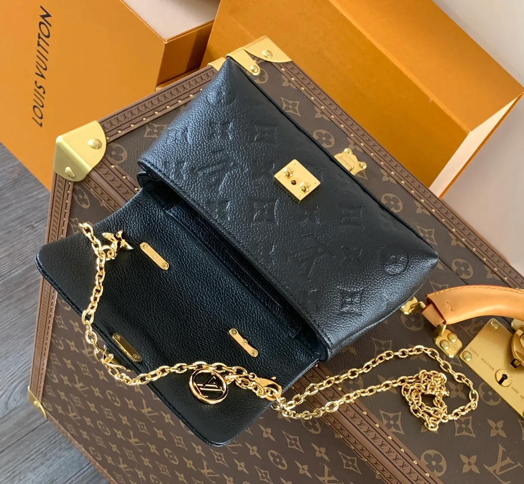 💰840 (top layer leather) top original order, transcoding chip M12145 white M12144 black M12211 blue customized first layer cowhide, steel buckle This Nano Madeleine handbag uses Monogram Empreinte leather to interpret the pocket version of the Madeleine handbag, with a classic S-lock buckle and a detachable chain embellished with the LV Circle logo. Plenty of space to accommodate daily needs, suitable for hand-held, shoulder or cross-body wear.  12.5 x 6 x 21 cm (H x W x L) Soft-grained cowhide Leather trim Textile lining Metal hardware Patch pocket with card compartment Organ compartment S-lock Chain: Z06 Chain half length: 56.0 cm Handle: Single handle This product is made in one of France, Spain, Italy and the United States