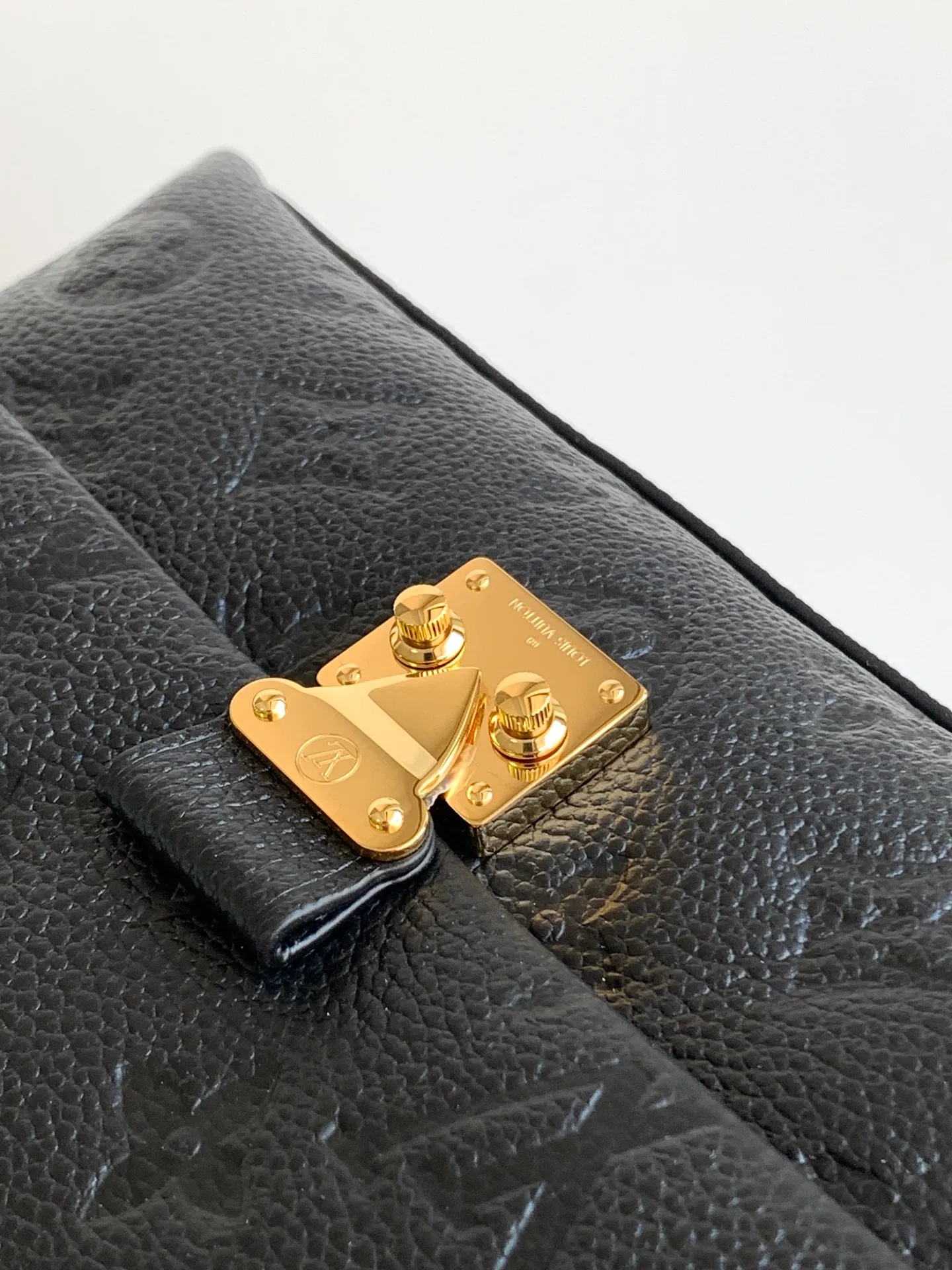 💰840 (top layer leather) top original order, transcoding chip M12145 white M12144 black M12211 blue customized first layer cowhide, steel buckle This Nano Madeleine handbag uses Monogram Empreinte leather to interpret the pocket version of the Madeleine handbag, with a classic S-lock buckle and a detachable chain embellished with the LV Circle logo. Plenty of space to accommodate daily needs, suitable for hand-held, shoulder or cross-body wear.  12.5 x 6 x 21 cm (H x W x L) Soft-grained cowhide Leather trim Textile lining Metal hardware Patch pocket with card compartment Organ compartment S-lock Chain: Z06 Chain half length: 56.0 cm Handle: Single handle This product is made in one of France, Spain, Italy and the United States