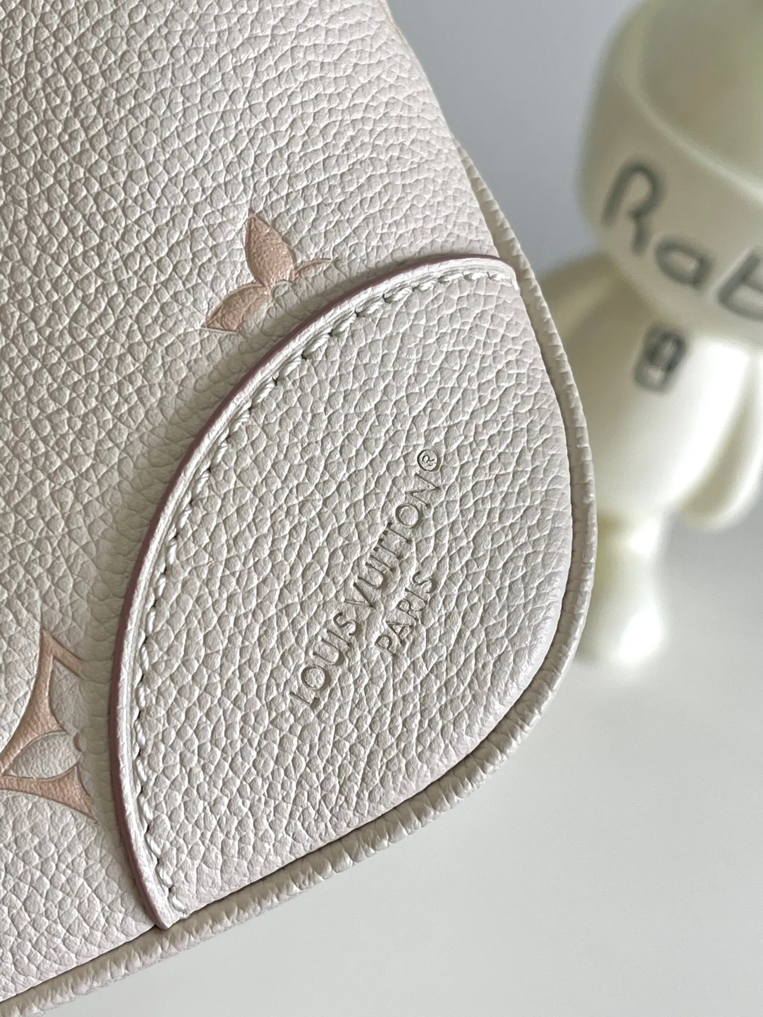💰1220 (top layer leather) top-quality original single 163 chip Odeon small handbag, using Monogram ~M14634 milky apricot color (jacquard) to renew the brand's classic leather, using the same tone to outline the pattern. The detachable metal chain accentuates the details, the striped fabric lining adds an elegant touch, and the detachable shoulder strap allows for shoulder or cross-body wear. The adjustable shoulder strap makes it easy to carry on the shoulder or across the body, and the zipper allows easy access to your belongings. Dimensions: 27.0 x 16.0 x 10.0 cm
