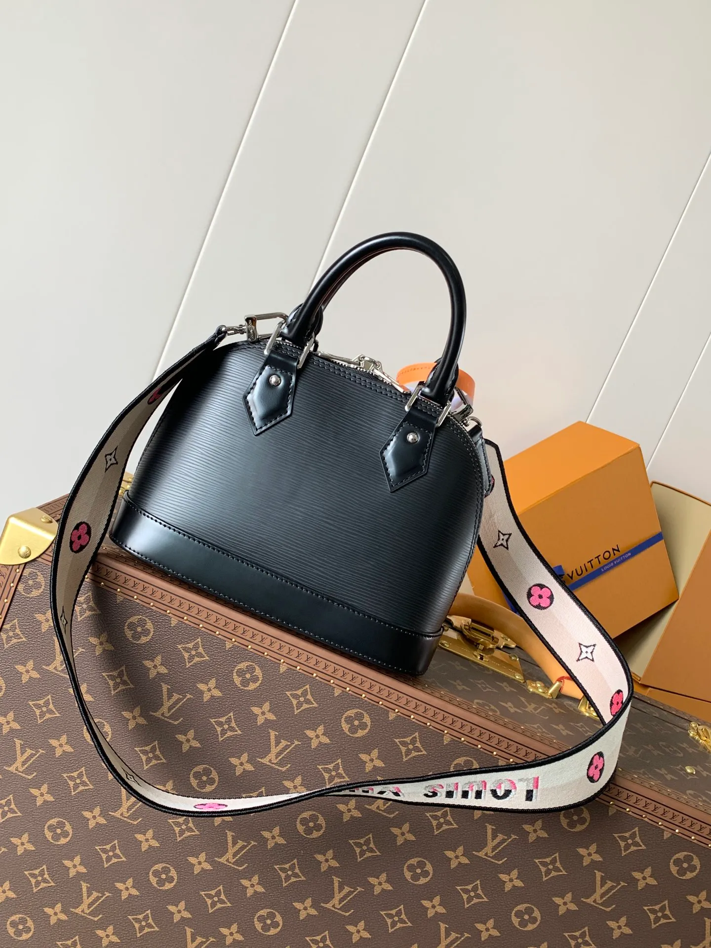 💰1240 (top layer leather) top original order, transcoding chip M59217 black M57540 caramel color M58706 off-white M22620 pink top original order This Alma BB handbag uses colorful Epi leather to present one of Louis Vuitton's iconic designs, and the jacquard shoulder strap is decorated with Louis Vuitton logo embroidery and Monogram on both sides. Flower clusters, with delicate stitching edges, bring the visual focus with dynamic new ideas. Dimensions: 23.5 x 17.5 x 11.5 cm (L x H x W) • Epi grained cowhide leather • Epi leather trim • Microfiber lining • Metal hardware • Double zip closure • Padlock • Key holder • Internal patch pocket • Metal base stud • Shoulder strap: removable, not adjustable • Half-length strap: 50.0 cm • Handle: Double handle