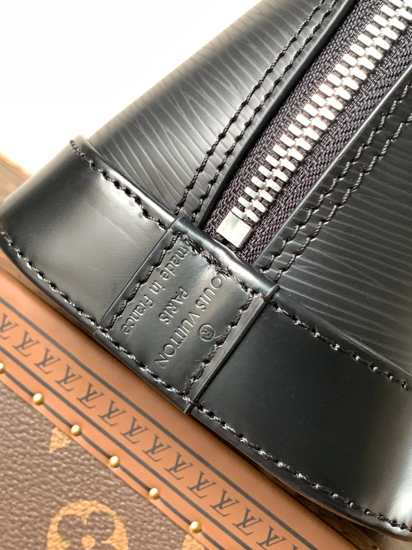 💰1240 (top layer leather) top original order, transcoding chip M59217 black M57540 caramel color M58706 off-white M22620 pink top original order This Alma BB handbag uses colorful Epi leather to present one of Louis Vuitton's iconic designs, and the jacquard shoulder strap is decorated with Louis Vuitton logo embroidery and Monogram on both sides. Flower clusters, with delicate stitching edges, bring the visual focus with dynamic new ideas. Dimensions: 23.5 x 17.5 x 11.5 cm (L x H x W) • Epi grained cowhide leather • Epi leather trim • Microfiber lining • Metal hardware • Double zip closure • Padlock • Key holder • Internal patch pocket • Metal base stud • Shoulder strap: removable, not adjustable • Half-length strap: 50.0 cm • Handle: Double handle