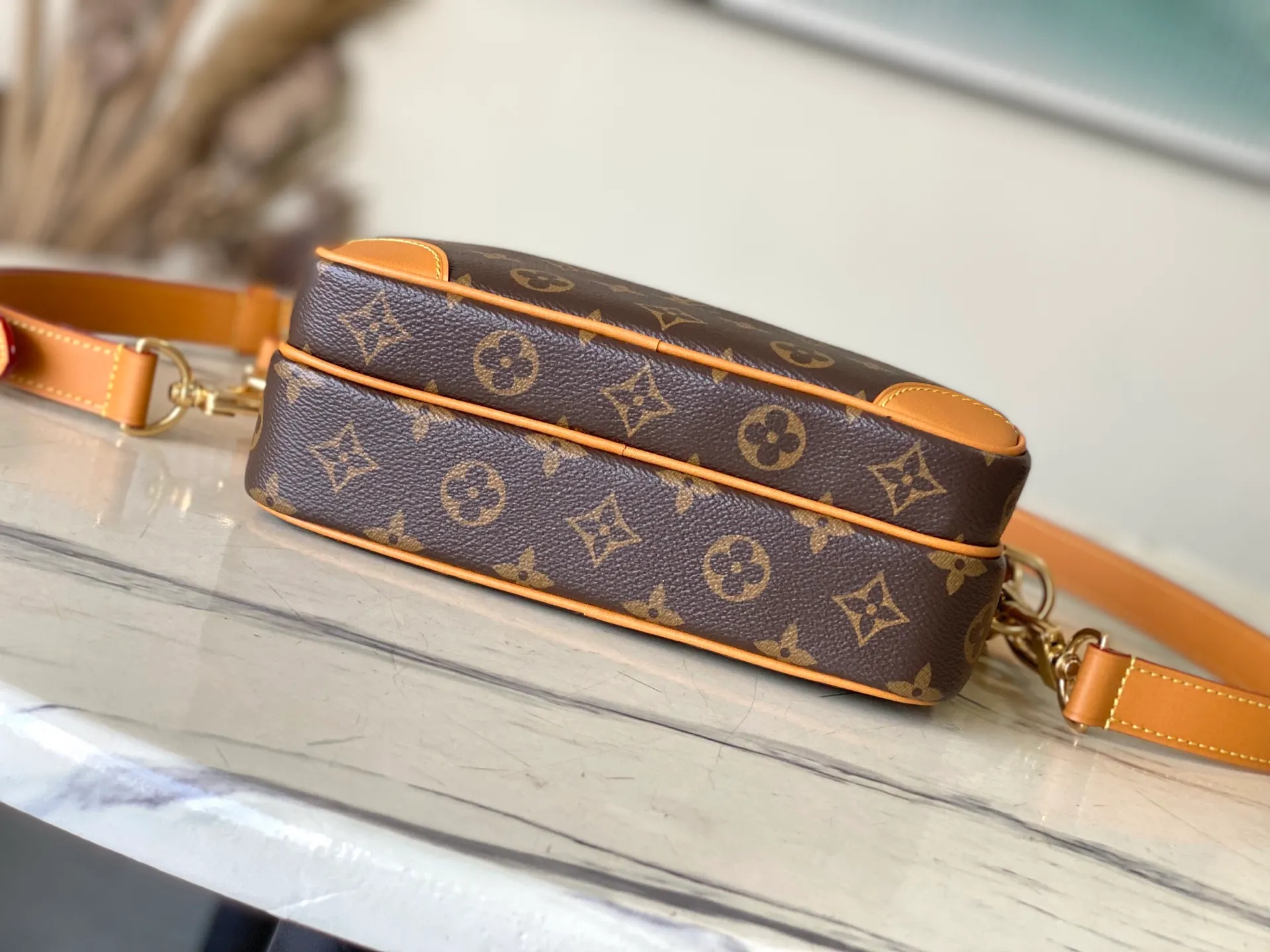 💰1020 Top Original M14016 Nil handbag is fashionable and compact. It belongs to the Monogram Archive series. The body is made of Monogram coated canvas and decorated with cow leather trim. The bag combines vintage details with modern elegance, with reinforced corners and Pharrell Williams' newly introduced pearl zippers. The detachable handle and strap are flexible and portable. Dimensions: 25 × 17.5 × 11 cm