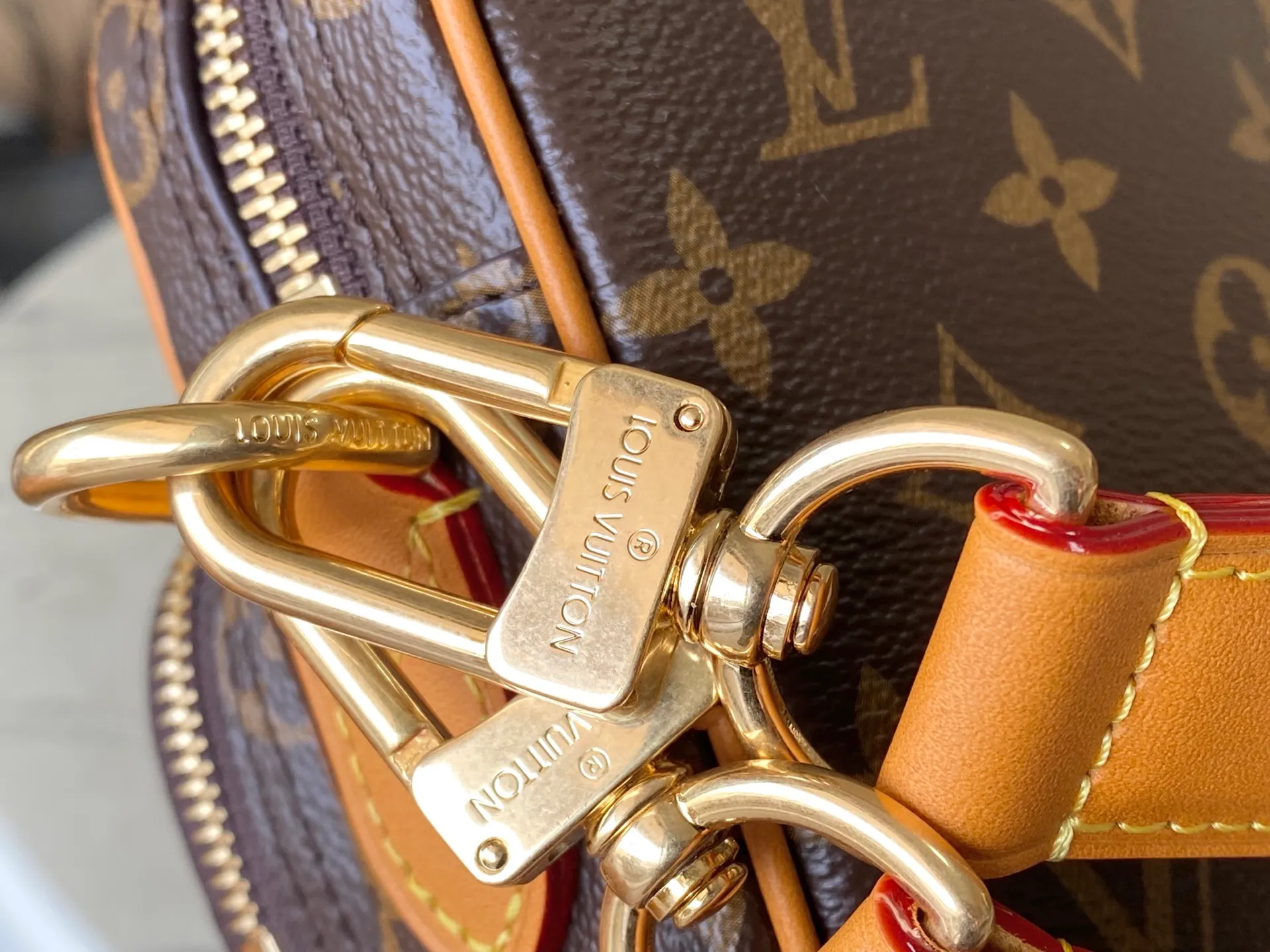 💰1020 Top Original M14016 Nil handbag is fashionable and compact. It belongs to the Monogram Archive series. The body is made of Monogram coated canvas and decorated with cow leather trim. The bag combines vintage details with modern elegance, with reinforced corners and Pharrell Williams' newly introduced pearl zippers. The detachable handle and strap are flexible and portable. Dimensions: 25 × 17.5 × 11 cm