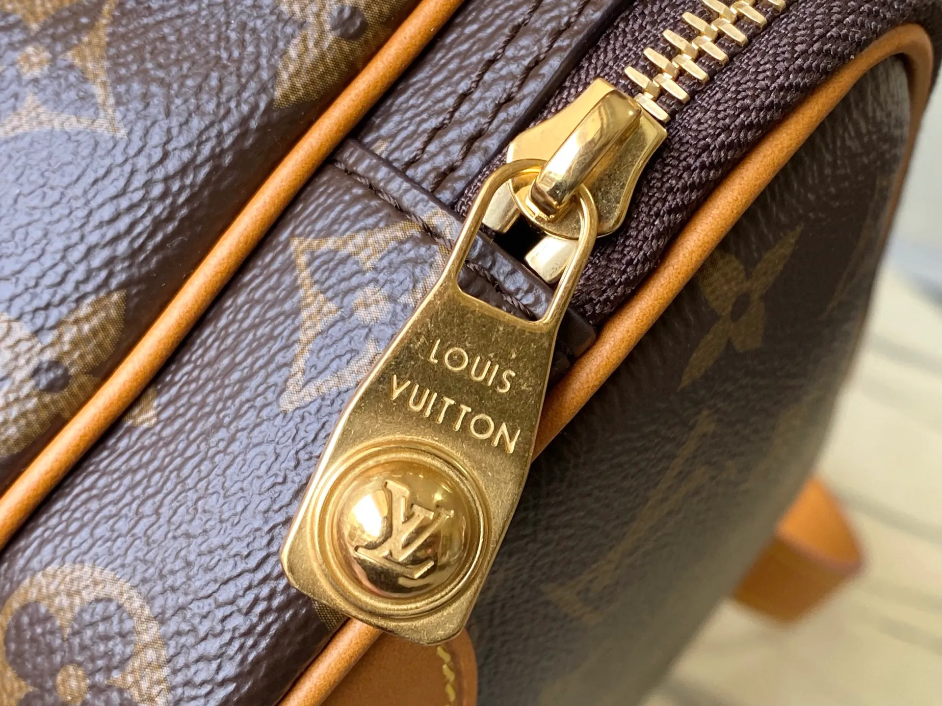 💰1020 Top Original M14016 Nil handbag is fashionable and compact. It belongs to the Monogram Archive series. The body is made of Monogram coated canvas and decorated with cow leather trim. The bag combines vintage details with modern elegance, with reinforced corners and Pharrell Williams' newly introduced pearl zippers. The detachable handle and strap are flexible and portable. Dimensions: 25 × 17.5 × 11 cm