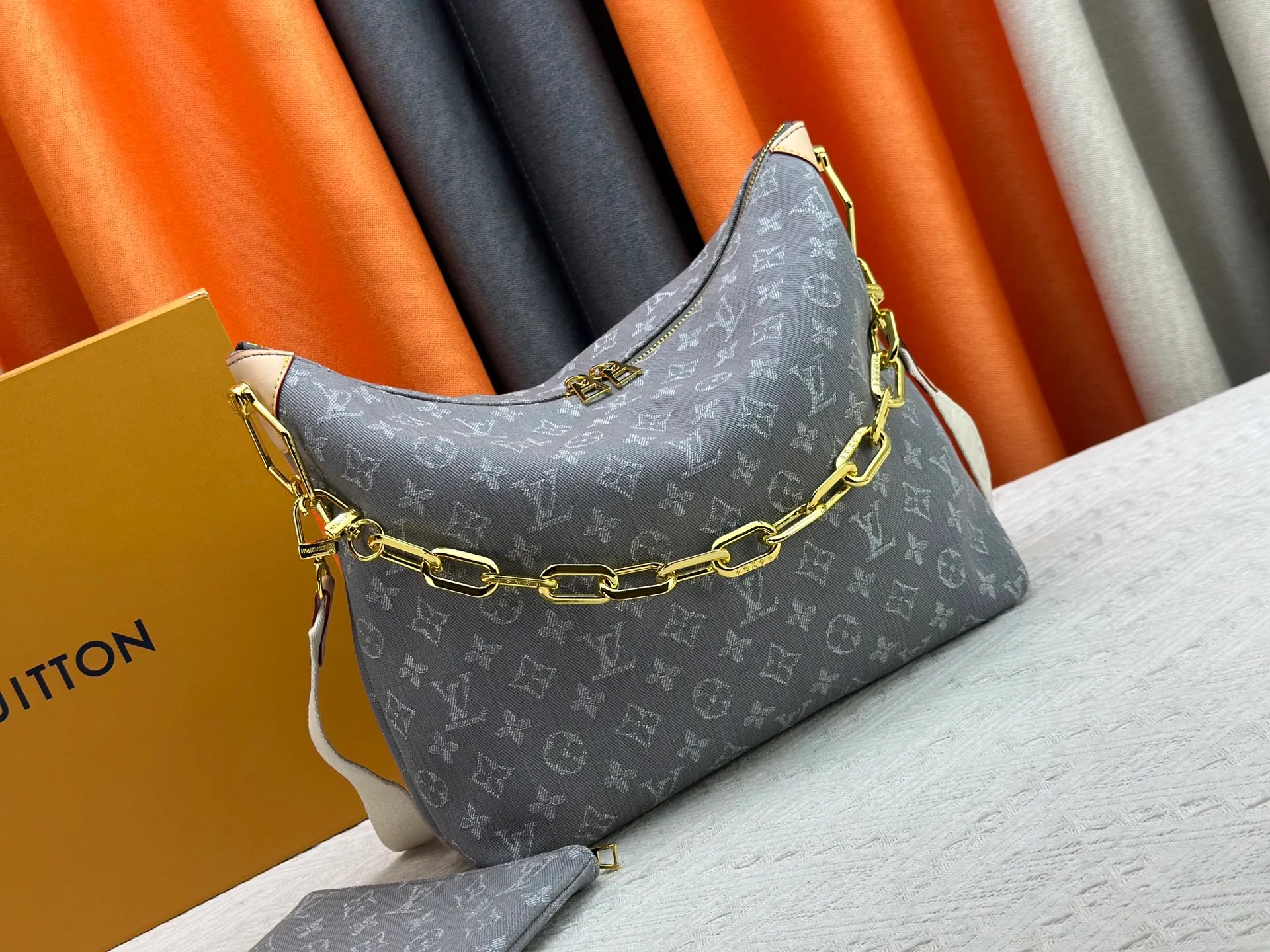 P280 Upgraded Original M13390 M12072 M12068 M12071 This Coussin Hobo MM handbag celebrates the return of the brand's iconic Monogram Denim pattern, originally launched in 2005. Made of organic cotton, it's woven from black and white yarns that have been faded to create a vintage look. Spacious, it's decorated with a light gold metallic finish and includes a removable pocket with a slide lock to securely store small items. This model can be worn crosswise, on the shoulder or on the hand. Dimensions: 38 x 33 x 10 cm