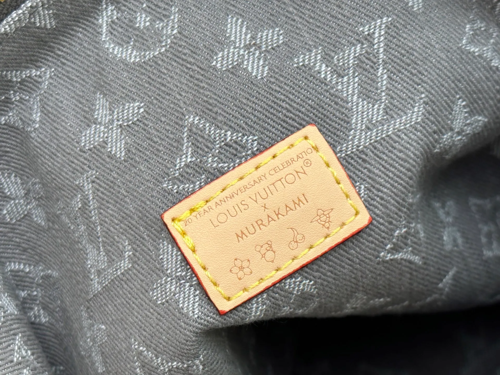P280 Upgraded Original M13390 M12072 M12068 M12071 This Coussin Hobo MM handbag celebrates the return of the brand's iconic Monogram Denim pattern, originally launched in 2005. Made of organic cotton, it's woven from black and white yarns that have been faded to create a vintage look. Spacious, it's decorated with a light gold metallic finish and includes a removable pocket with a slide lock to securely store small items. This model can be worn crosswise, on the shoulder or on the hand. Dimensions: 38 x 33 x 10 cm