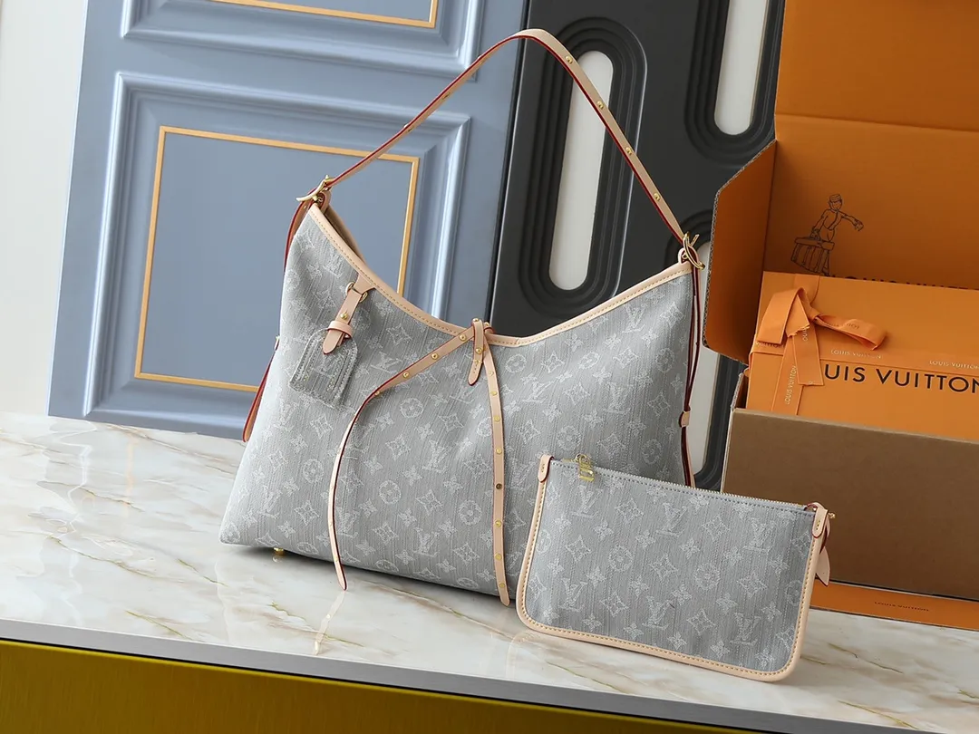 💰320💰Upgraded from the original M13289 M46197 M46203. This CarryAll medium handbag features the Monogram Denim pattern, which was born in 2005, on the cotton surface, and then uses Louis Vuitton's exquisite bleaching process to create a washed effect. Contrasting leather and removable name tags accentuate the sleek silhouette, and the zippered interior pocket can securely store valuables, making it a modern choice for traveling in the city. Dimensions: 39.0 x 30.0 x 15.0 cm (length x height x width)