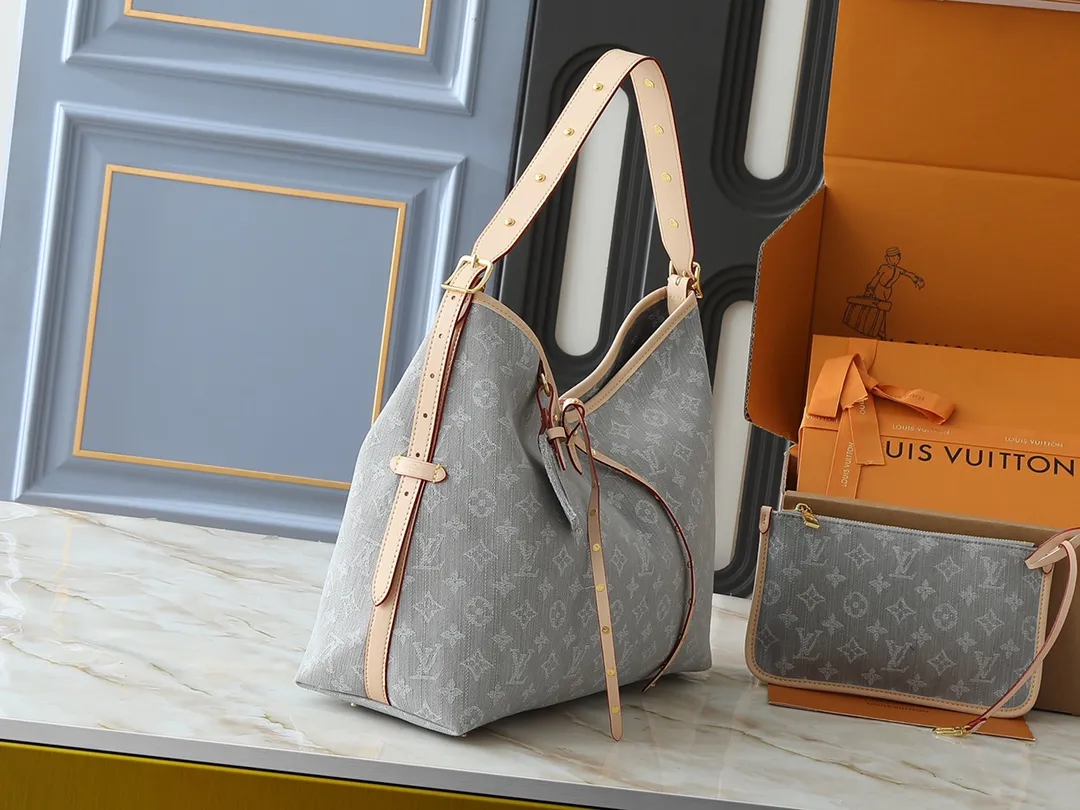 💰320💰Upgraded from the original M13289 M46197 M46203. This CarryAll medium handbag features the Monogram Denim pattern, which was born in 2005, on the cotton surface, and then uses Louis Vuitton's exquisite bleaching process to create a washed effect. Contrasting leather and removable name tags accentuate the sleek silhouette, and the zippered interior pocket can securely store valuables, making it a modern choice for traveling in the city. Dimensions: 39.0 x 30.0 x 15.0 cm (length x height x width)