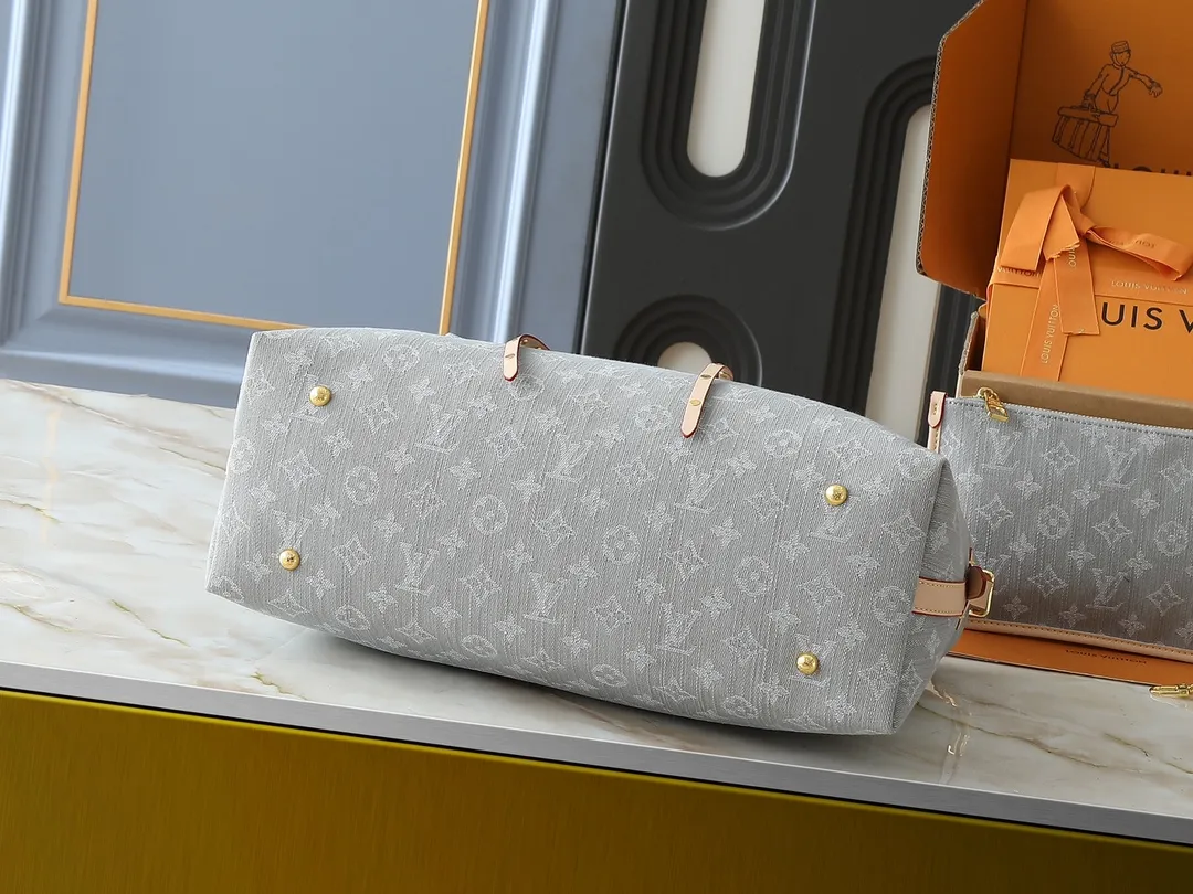 💰320💰Upgraded from the original M13289 M46197 M46203. This CarryAll medium handbag features the Monogram Denim pattern, which was born in 2005, on the cotton surface, and then uses Louis Vuitton's exquisite bleaching process to create a washed effect. Contrasting leather and removable name tags accentuate the sleek silhouette, and the zippered interior pocket can securely store valuables, making it a modern choice for traveling in the city. Dimensions: 39.0 x 30.0 x 15.0 cm (length x height x width)
