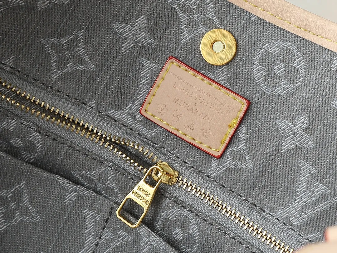 💰320💰Upgraded from the original M13289 M46197 M46203. This CarryAll medium handbag features the Monogram Denim pattern, which was born in 2005, on the cotton surface, and then uses Louis Vuitton's exquisite bleaching process to create a washed effect. Contrasting leather and removable name tags accentuate the sleek silhouette, and the zippered interior pocket can securely store valuables, making it a modern choice for traveling in the city. Dimensions: 39.0 x 30.0 x 15.0 cm (length x height x width)