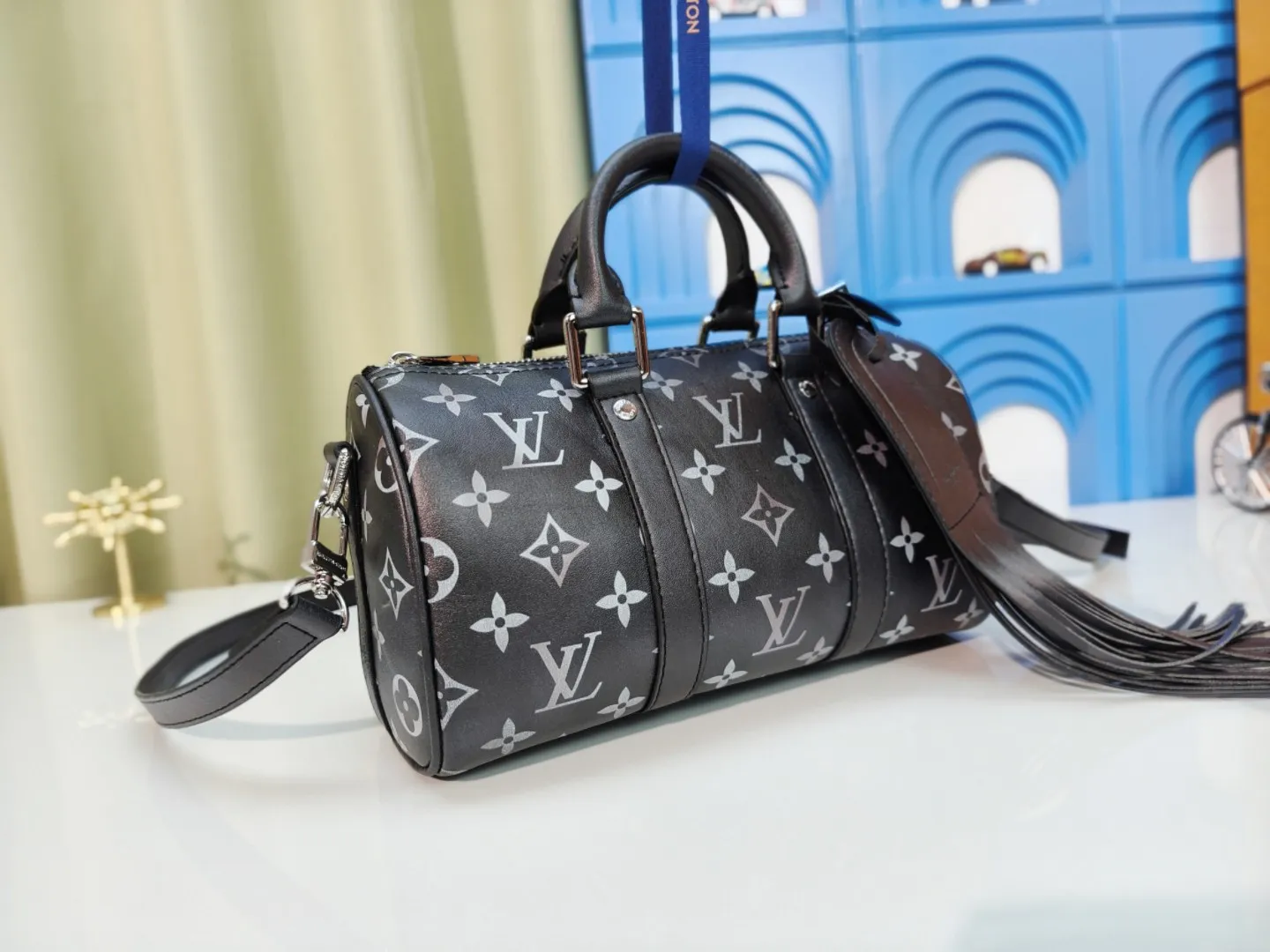 P260 upgraded original version M12609 presbyopic yellow, presbyopic blue, M11595 gradient gray, M20900 This Keepall 25 handbag is made of Monogram Eclipse Reverse canvas, showing an elegant reinterpretation of Louis Vuitton's classic pattern. Reinforced straps and leather name tags are signature elements of the Keepall collection, while a zipper closure keeps personal items safe and secure. Dimensions: 25.0 x 15.0 x 11.0 cm (length x height x width)