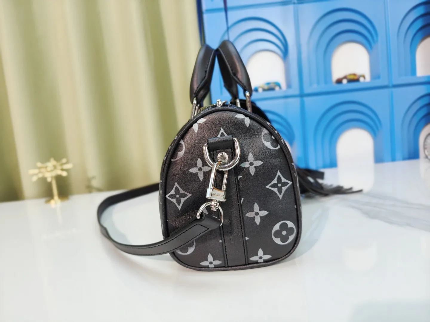 P260 upgraded original version M12609 presbyopic yellow, presbyopic blue, M11595 gradient gray, M20900 This Keepall 25 handbag is made of Monogram Eclipse Reverse canvas, showing an elegant reinterpretation of Louis Vuitton's classic pattern. Reinforced straps and leather name tags are signature elements of the Keepall collection, while a zipper closure keeps personal items safe and secure. Dimensions: 25.0 x 15.0 x 11.0 cm (length x height x width)