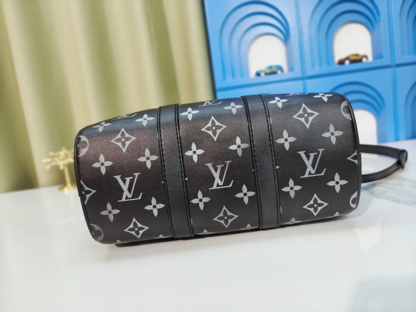 P260 upgraded original version M12609 presbyopic yellow, presbyopic blue, M11595 gradient gray, M20900 This Keepall 25 handbag is made of Monogram Eclipse Reverse canvas, showing an elegant reinterpretation of Louis Vuitton's classic pattern. Reinforced straps and leather name tags are signature elements of the Keepall collection, while a zipper closure keeps personal items safe and secure. Dimensions: 25.0 x 15.0 x 11.0 cm (length x height x width)