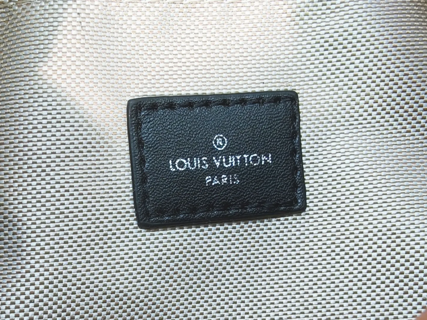 P260 upgraded original version M12609 presbyopic yellow, presbyopic blue, M11595 gradient gray, M20900 This Keepall 25 handbag is made of Monogram Eclipse Reverse canvas, showing an elegant reinterpretation of Louis Vuitton's classic pattern. Reinforced straps and leather name tags are signature elements of the Keepall collection, while a zipper closure keeps personal items safe and secure. Dimensions: 25.0 x 15.0 x 11.0 cm (length x height x width)