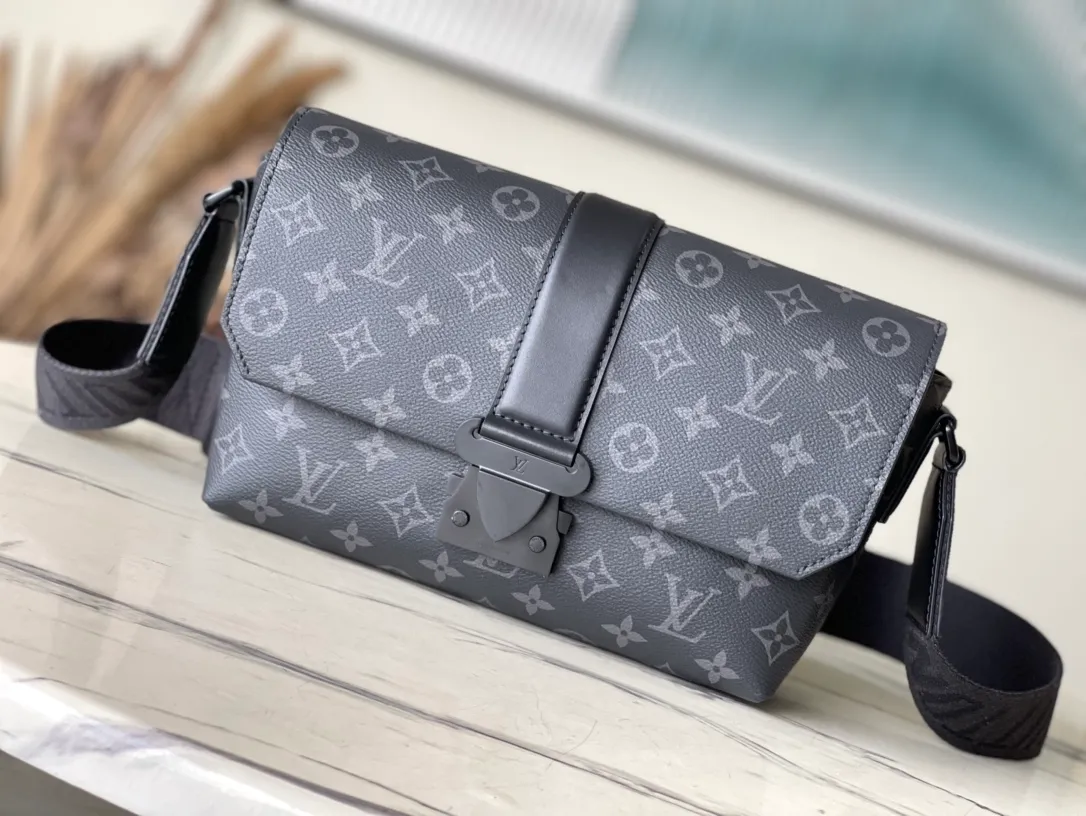 💰920 Top original order M46794 S-Cape messenger bag Zhouyuan brand collection leather hard box, rendered in monochrome Monogram Ecipse canvas. The new S-lock adds a sophisticated style and provides proper protection for your belongings.