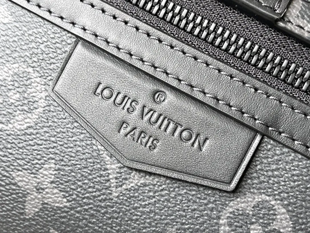 💰920 Top original order M46794 S-Cape messenger bag Zhouyuan brand collection leather hard box, rendered in monochrome Monogram Ecipse canvas. The new S-lock adds a sophisticated style and provides proper protection for your belongings.