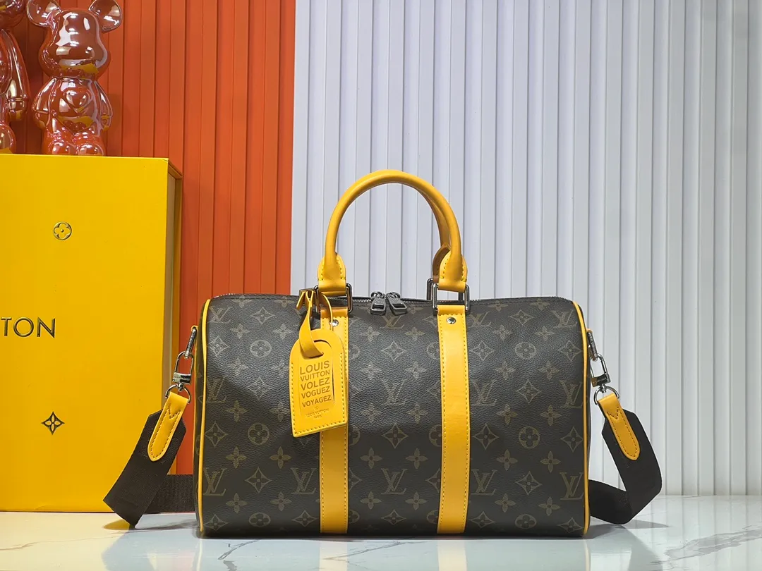 Batch 280💰Upgraded original M12765 presbyopic green M13201 presbyopic yellow M46655 black flower M22765 embossed This Keepall Bandoulière 35 handbag uses Monogram Eclipse coated canvas to convey a restrained demeanor. Leather top handles, side straps and hardware reflect classic heritage, while a removable and adjustable shoulder strap makes it comfortable to carry over the shoulder. 34.0 x 21.0 x 16.0 cm (length x height x width)