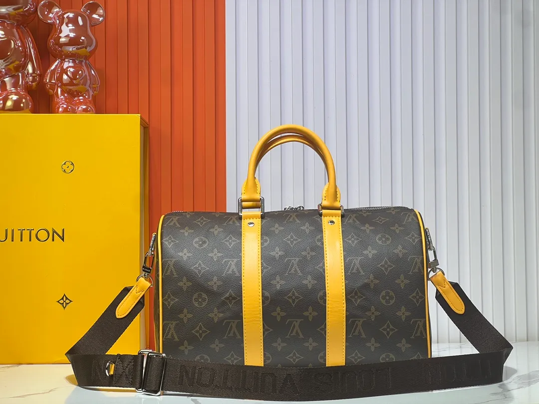 Batch 280💰Upgraded original M12765 presbyopic green M13201 presbyopic yellow M46655 black flower M22765 embossed This Keepall Bandoulière 35 handbag uses Monogram Eclipse coated canvas to convey a restrained demeanor. Leather top handles, side straps and hardware reflect classic heritage, while a removable and adjustable shoulder strap makes it comfortable to carry over the shoulder. 34.0 x 21.0 x 16.0 cm (length x height x width)