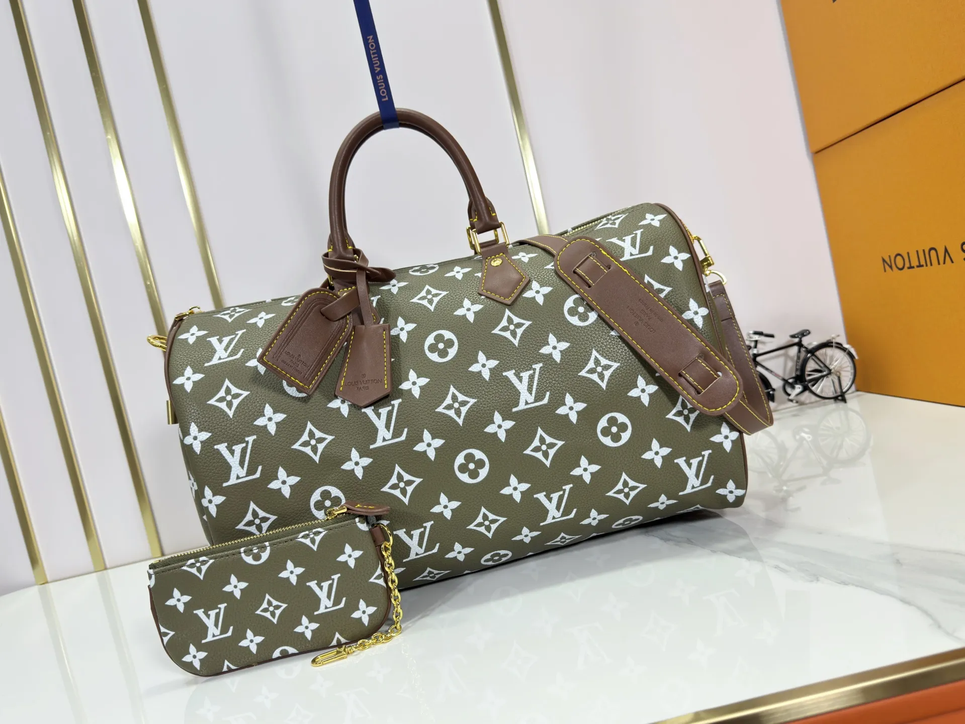P320 Upgraded original M15244 M24441 M24424 This Speedy Bandoulière 40 Monogram Leather handbag is made of soft cow leather and uses Monogram patterns to reproduce the elegant look and feel of canvas printing. Dazzling metal hardware, sheepskin lining and nameplate all reflect Creative Director Pharrell Williams' relentless attention to detail. 40x27x20cm (length x height x width)