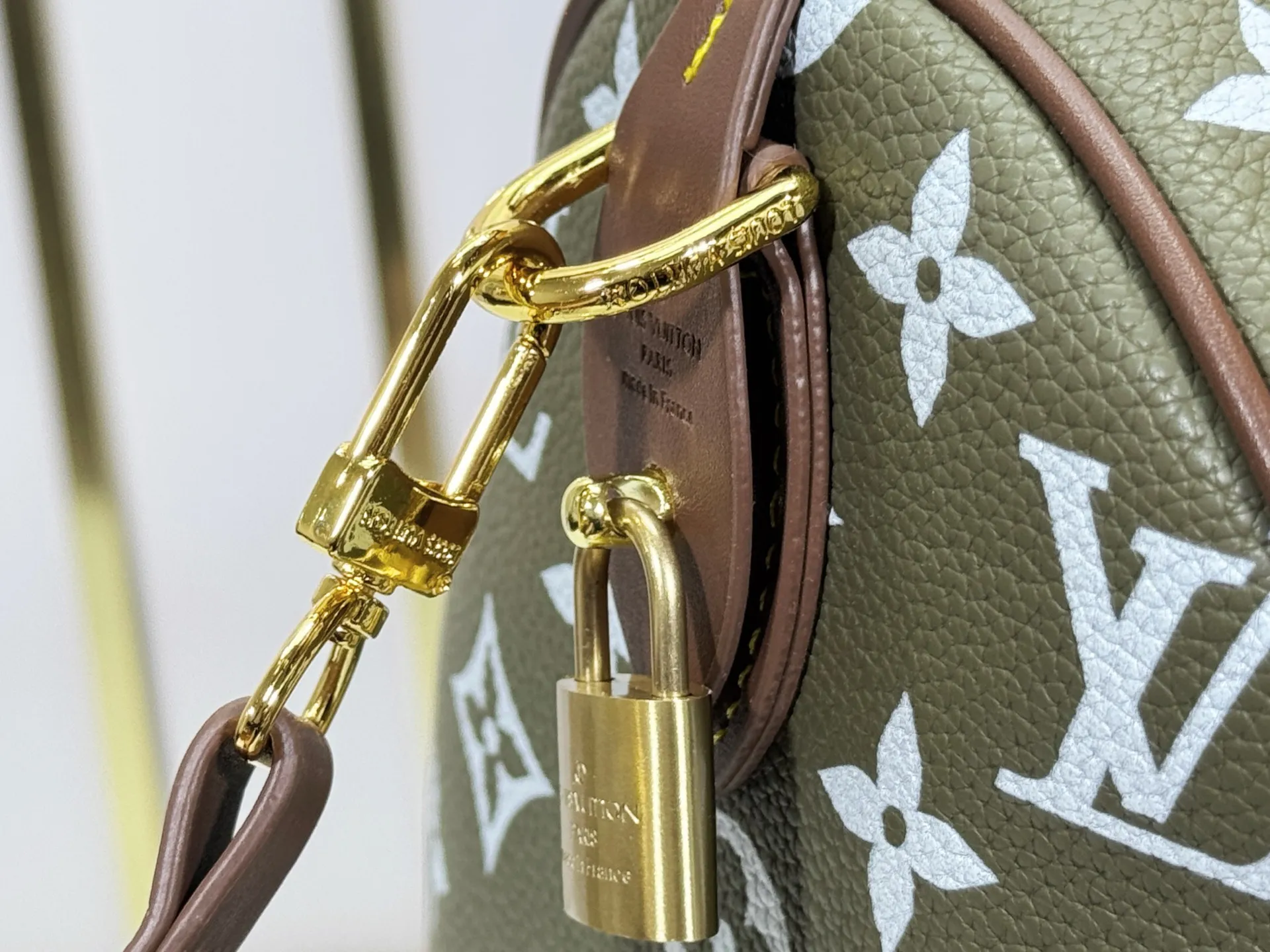 P320 Upgraded original M15244 M24441 M24424 This Speedy Bandoulière 40 Monogram Leather handbag is made of soft cow leather and uses Monogram patterns to reproduce the elegant look and feel of canvas printing. Dazzling metal hardware, sheepskin lining and nameplate all reflect Creative Director Pharrell Williams' relentless attention to detail. 40x27x20cm (length x height x width)