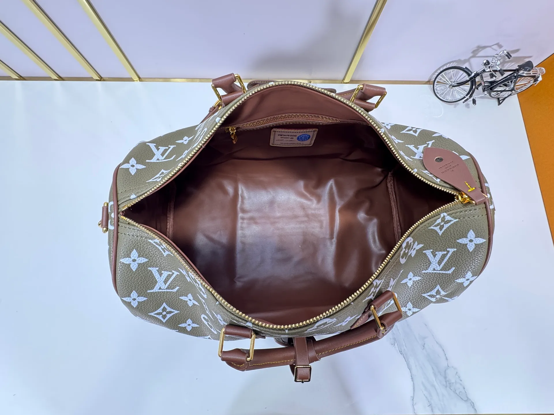 P320 Upgraded original M15244 M24441 M24424 This Speedy Bandoulière 40 Monogram Leather handbag is made of soft cow leather and uses Monogram patterns to reproduce the elegant look and feel of canvas printing. Dazzling metal hardware, sheepskin lining and nameplate all reflect Creative Director Pharrell Williams' relentless attention to detail. 40x27x20cm (length x height x width)