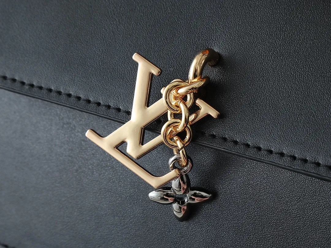 💰240💰Upgraded from the original M14564 M14547 M14581 M14548 This Wallet On Chain handbag is from the Louis Vuitton LV Bloom series. It is cut from cow leather in a fashionable and practical configuration. It's decorated with embellishments inspired by the brand's iconic Monogram pattern. There's plenty of space to store a smartphone, and contrasting metal hardware adds an elegant touch. Dimensions: 20.0 x 11.5 x 4.0 cm (length x height x width)