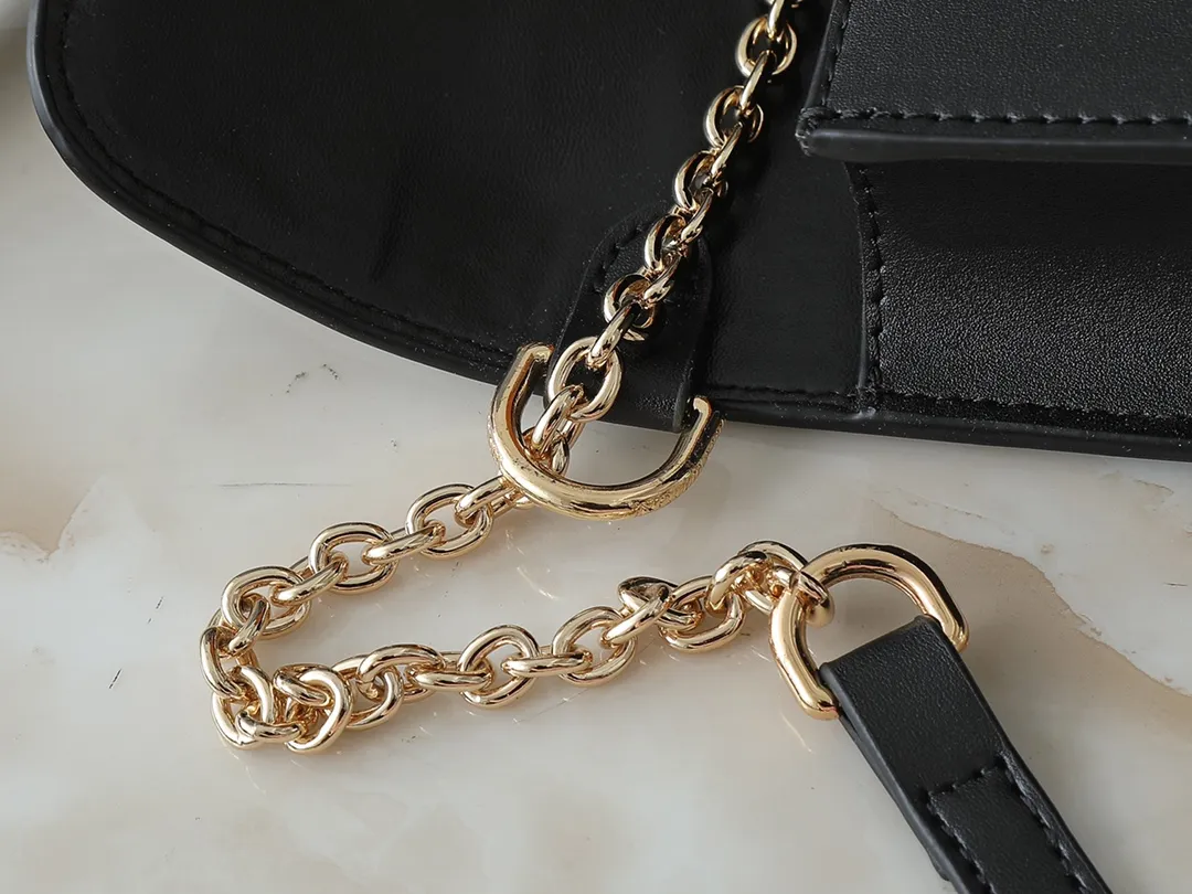 💰240💰Upgraded from the original M14564 M14547 M14581 M14548 This Wallet On Chain handbag is from the Louis Vuitton LV Bloom series. It is cut from cow leather in a fashionable and practical configuration. It's decorated with embellishments inspired by the brand's iconic Monogram pattern. There's plenty of space to store a smartphone, and contrasting metal hardware adds an elegant touch. Dimensions: 20.0 x 11.5 x 4.0 cm (length x height x width)