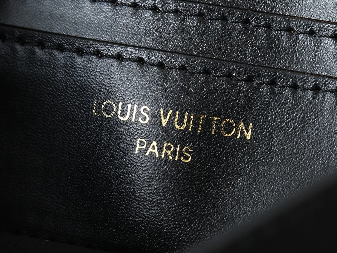 💰240💰Upgraded from the original M14564 M14547 M14581 M14548 This Wallet On Chain handbag is from the Louis Vuitton LV Bloom series. It is cut from cow leather in a fashionable and practical configuration. It's decorated with embellishments inspired by the brand's iconic Monogram pattern. There's plenty of space to store a smartphone, and contrasting metal hardware adds an elegant touch. Dimensions: 20.0 x 11.5 x 4.0 cm (length x height x width)